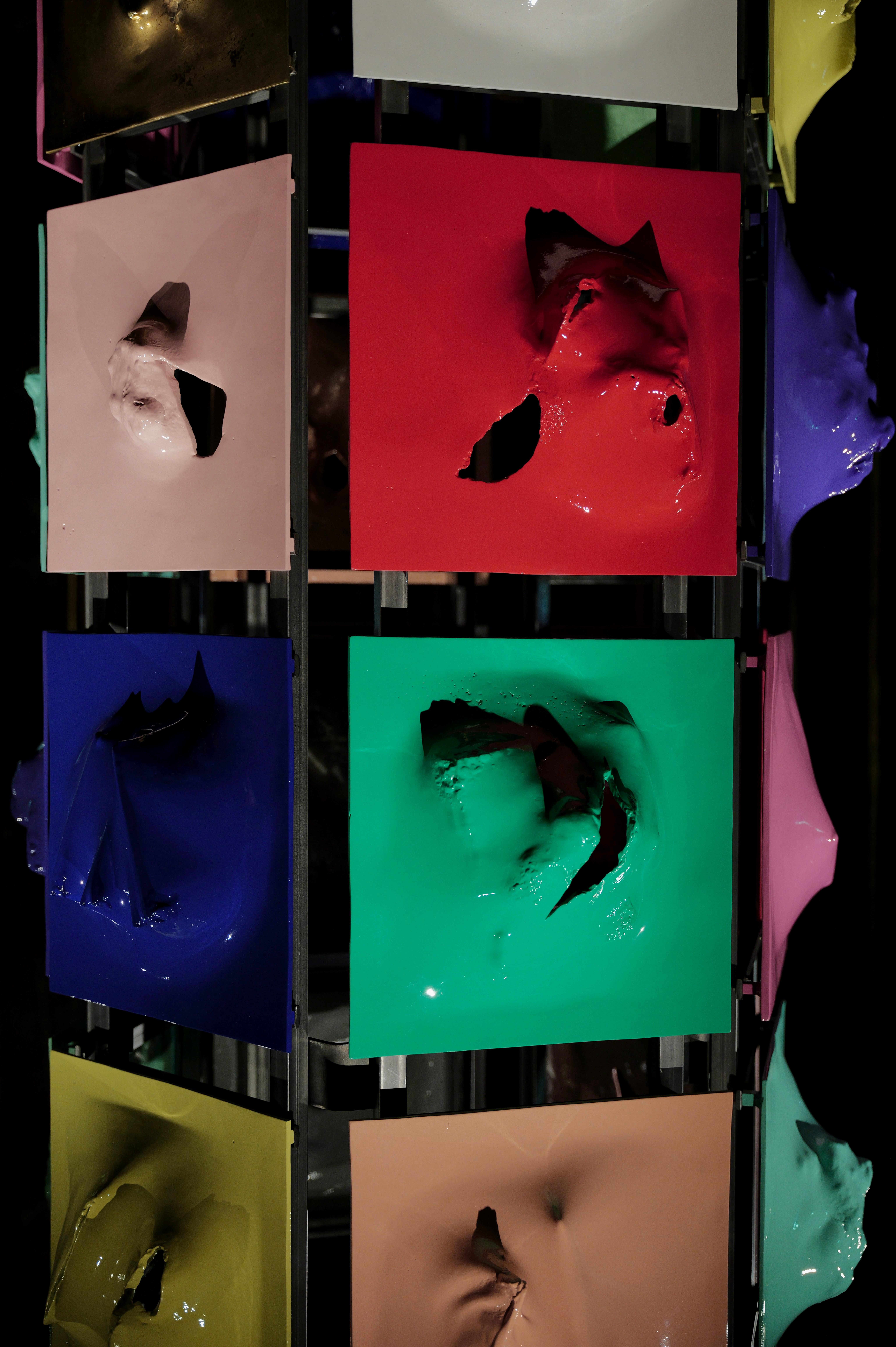 WE WILL BE LIGHT, sculpture totem hexagonale en alluminium et acier peint au jet d'eau.