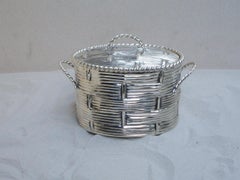 Geflochtener ovaler Korb mit Deckel