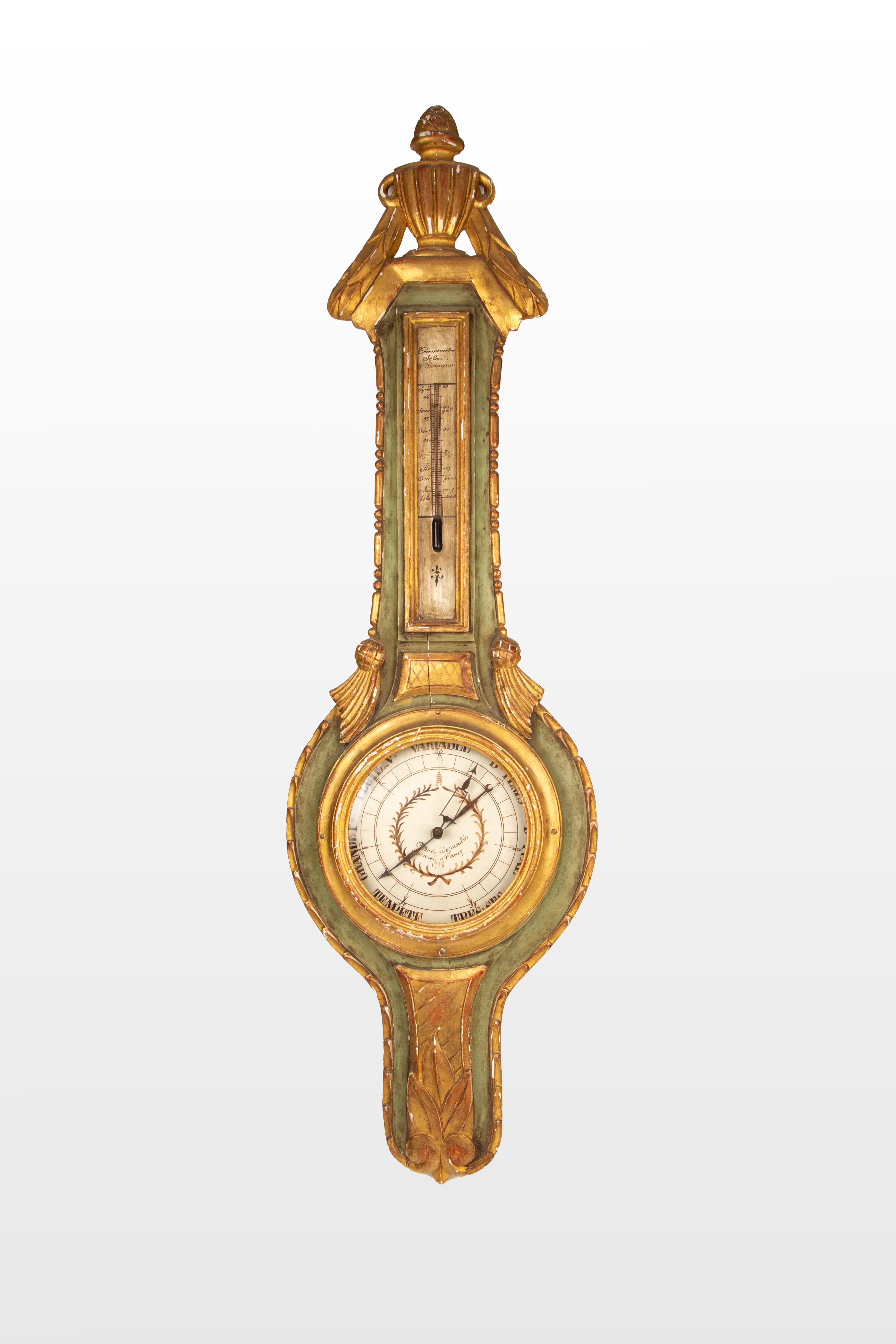  Cet exquis baromètre français du XVIIIe siècle, fabriqué en 1778 par Charles Desnioulin (signé), est un véritable chef-d'œuvre à la fois scientifique et artistique. Le cadre en bois finement sculpté, orné d'accents dorés et d'une finition vert