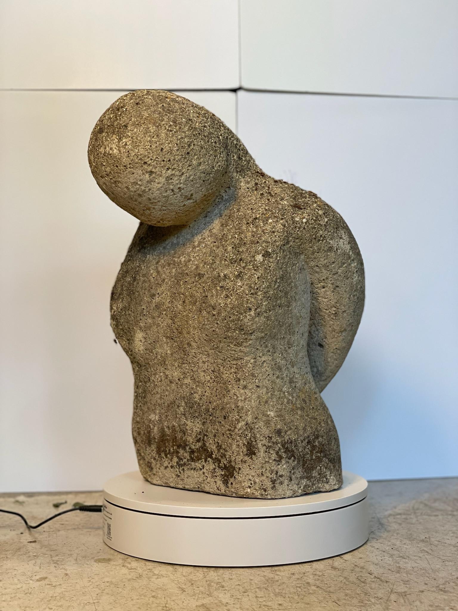 Greco classico Scultura astratta di torso in pietra trattata con le intemperie - Figura da giardino primitiva e modernista in vendita