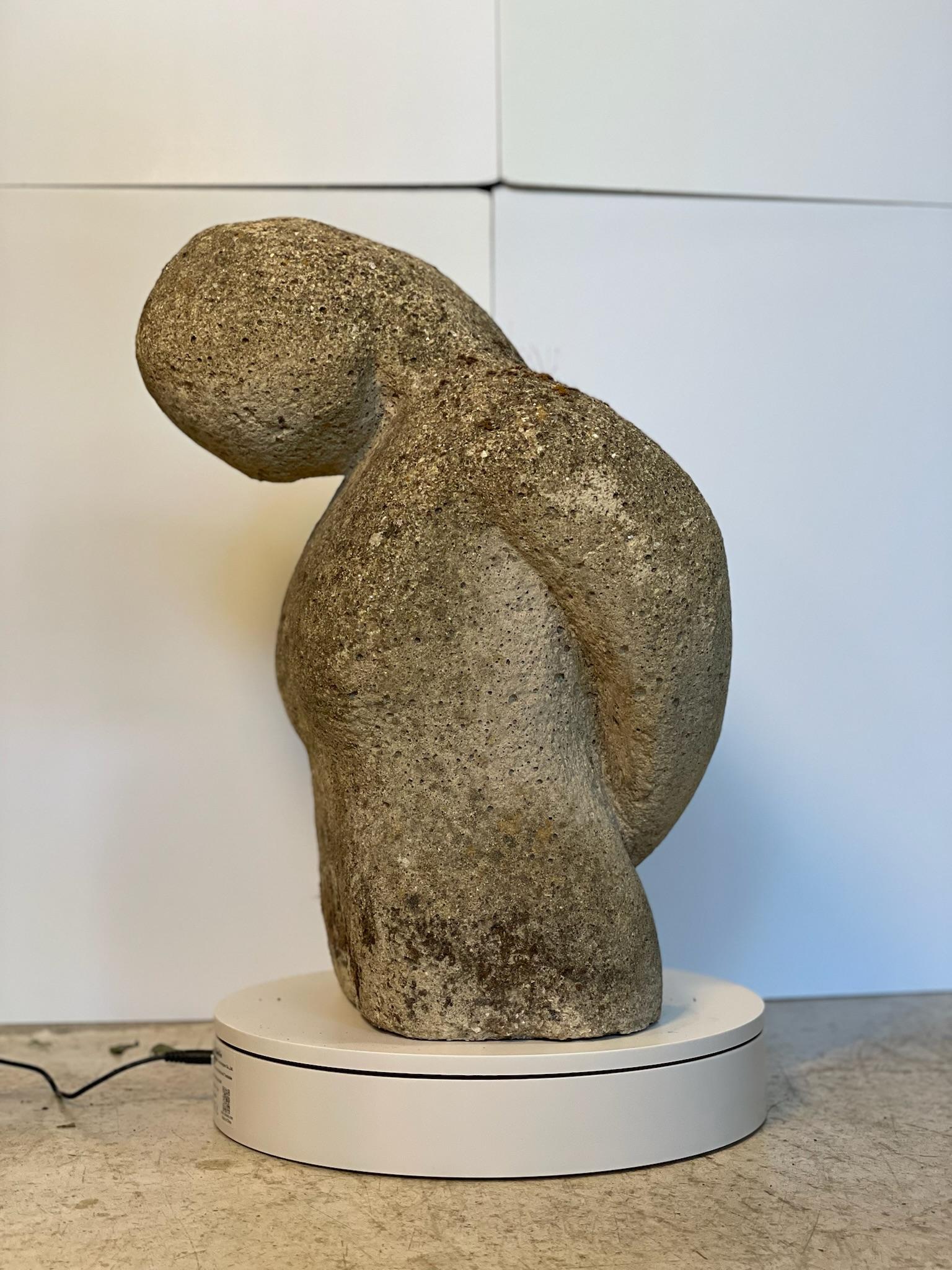 Americano Scultura astratta di torso in pietra trattata con le intemperie - Figura da giardino primitiva e modernista in vendita