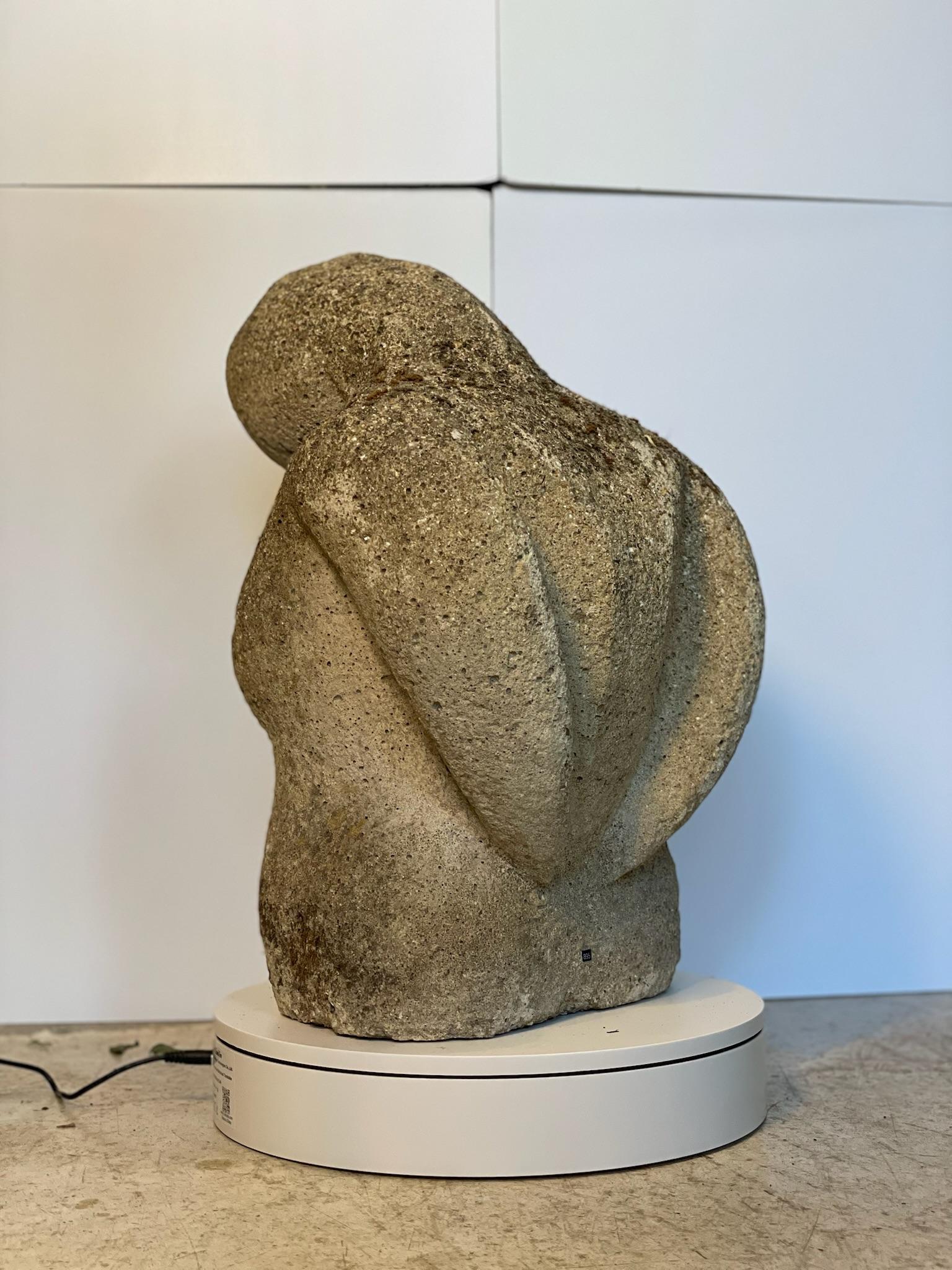 Calco Scultura astratta di torso in pietra trattata con le intemperie - Figura da giardino primitiva e modernista in vendita