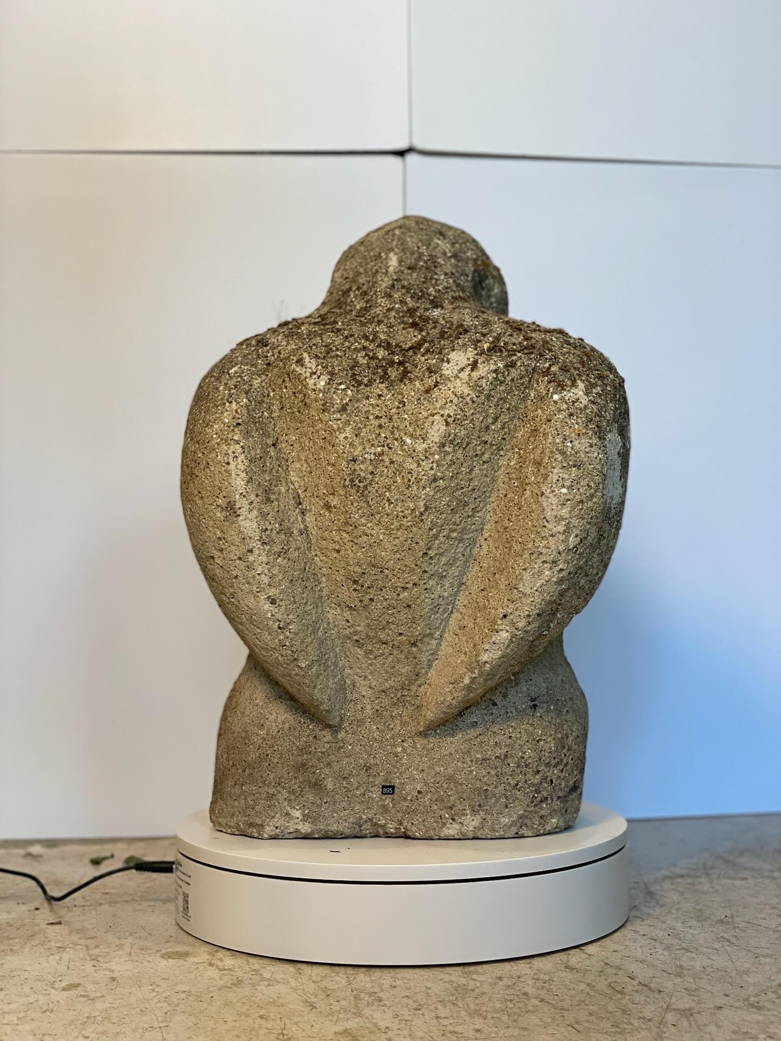 Scultura astratta di torso in pietra trattata con le intemperie - Figura da giardino primitiva e modernista In condizioni buone in vendita a West Hollywood, CA