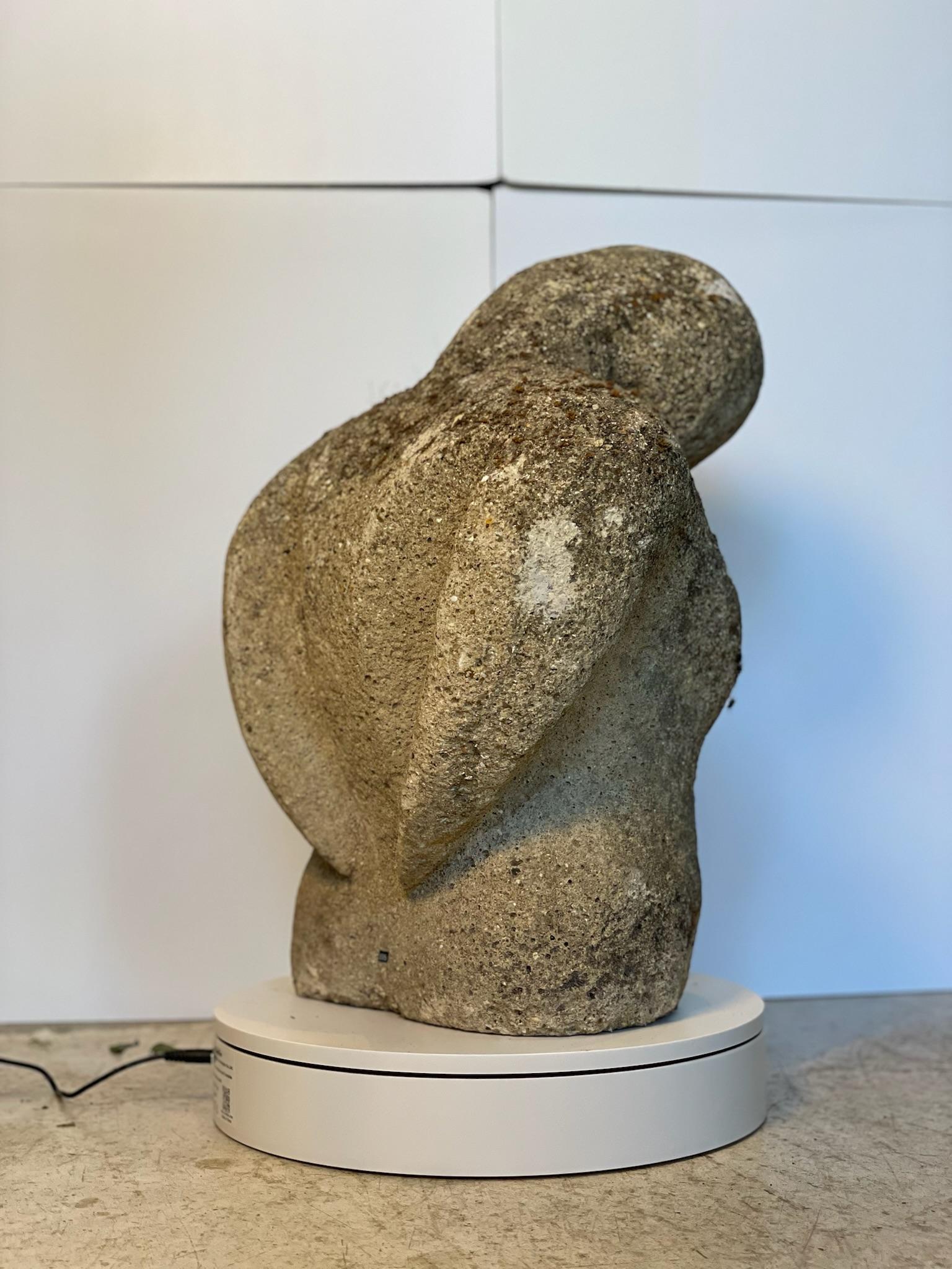 XX secolo Scultura astratta di torso in pietra trattata con le intemperie - Figura da giardino primitiva e modernista in vendita