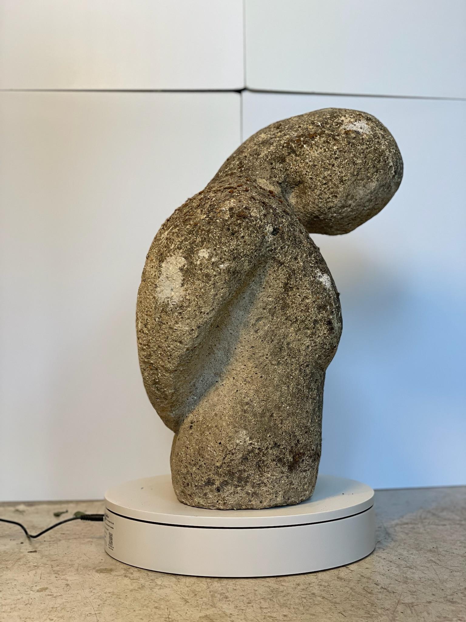 Pietra Scultura astratta di torso in pietra trattata con le intemperie - Figura da giardino primitiva e modernista in vendita