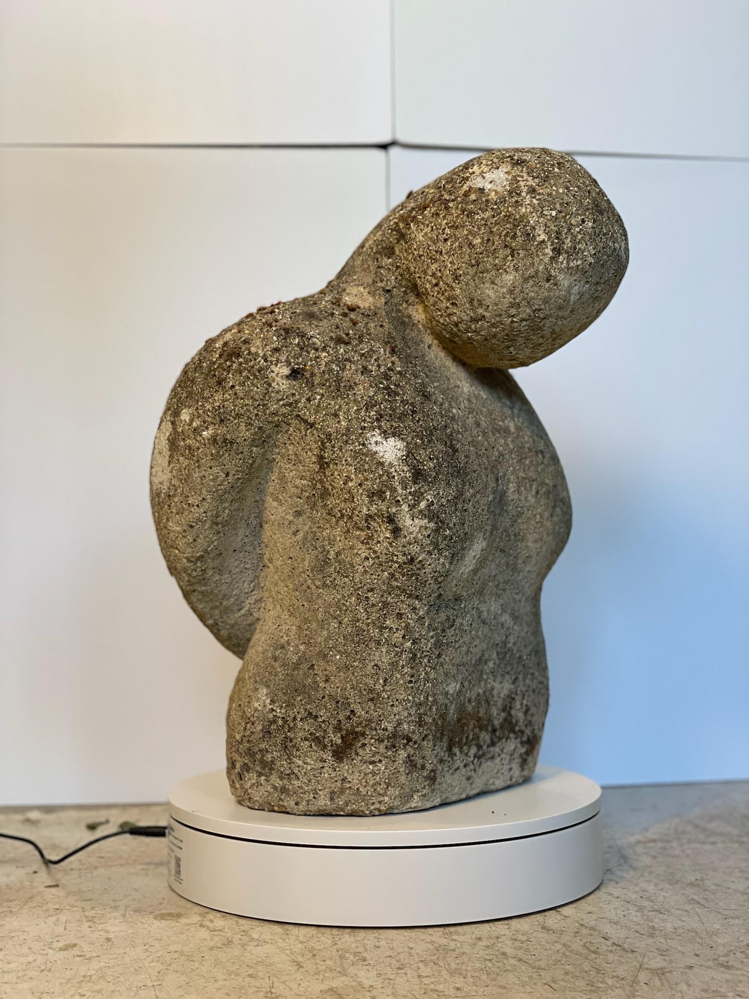 Scultura astratta di torso in pietra trattata con le intemperie - Figura da giardino primitiva e modernista in vendita 1