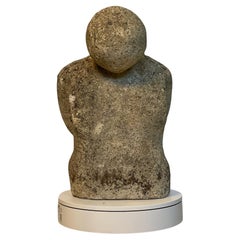 Escultura de torso de piedra abstracta envejecida - Figura de jardín modernista primitiva