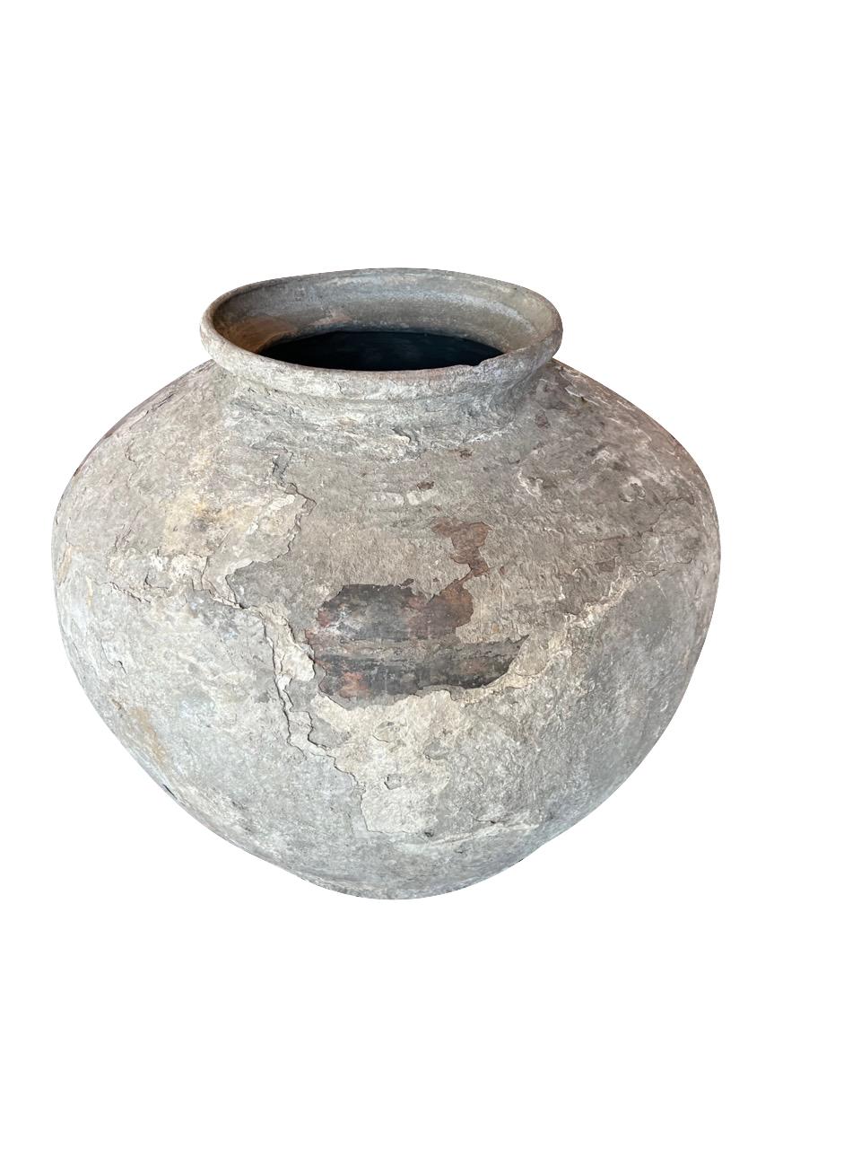 Grand vase à eau en terre cuite de Bornéo du XIXe siècle
Magnifique patine naturelle et vieillie.
L'altération par le temps révèle des couches de terre cuite.
Un navire similaire est également disponible G2535.
ARRIVÉE AVRIL
