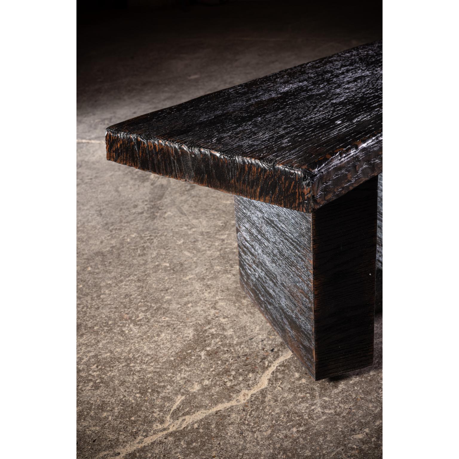 Schwarz verwitterte Eichenholzbank mit geometrisch geformten Füßen von No Age Studio (Moderne) im Angebot