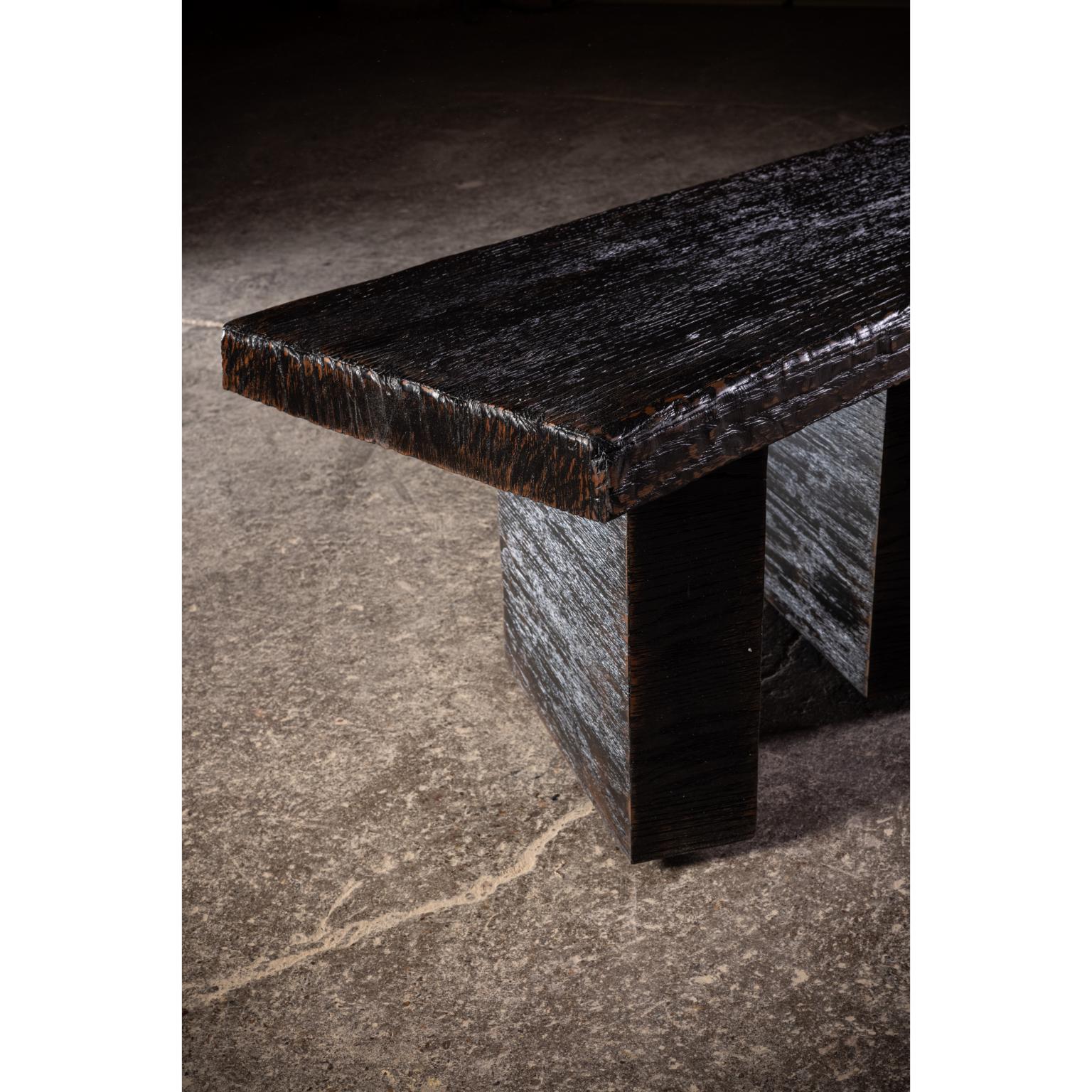 Schwarz verwitterte Eichenholzbank mit geometrisch geformten Füßen von No Age Studio (Mexikanisch) im Angebot