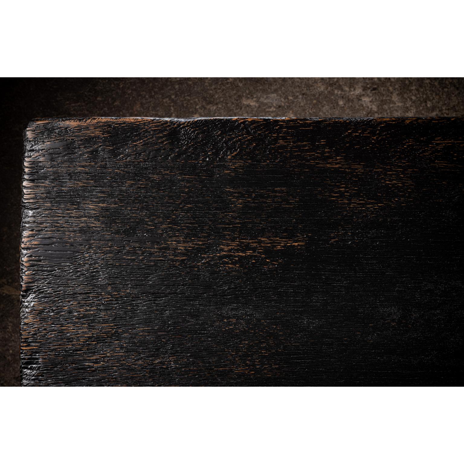 Schwarz verwitterte Eichenholzbank mit geometrisch geformten Füßen von No Age Studio im Zustand „Neu“ im Angebot in Geneve, CH