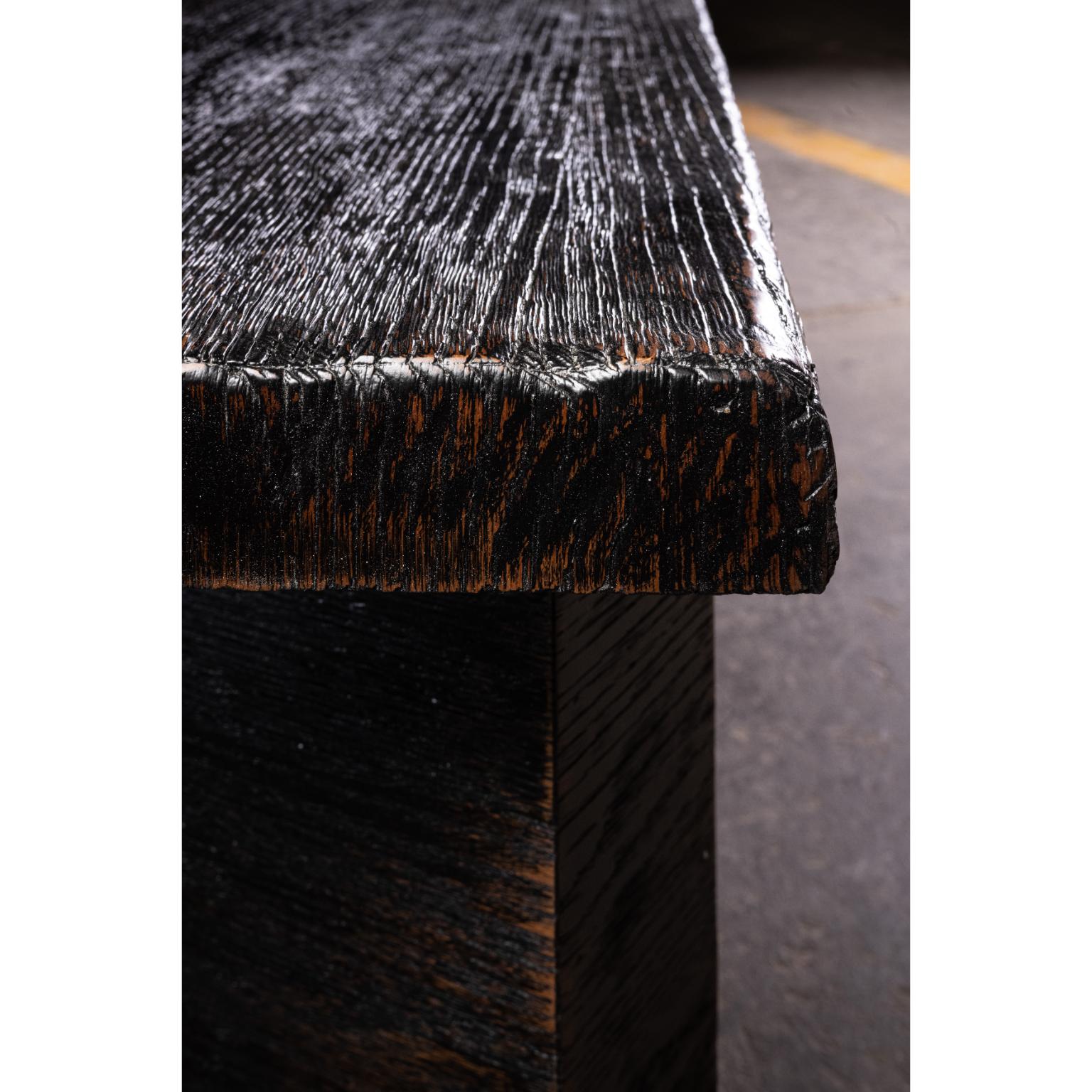 Schwarz verwitterte Eichenholzbank mit geometrisch geformten Füßen von No Age Studio (21. Jahrhundert und zeitgenössisch) im Angebot