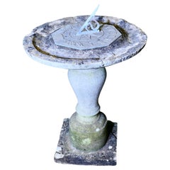 Bain d'oiseaux en pierre sculptée, cadran solaire