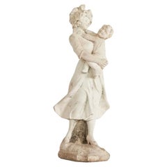 Verwitterte Frau aus Steinguss mit Gartenstatue eines Kindes 