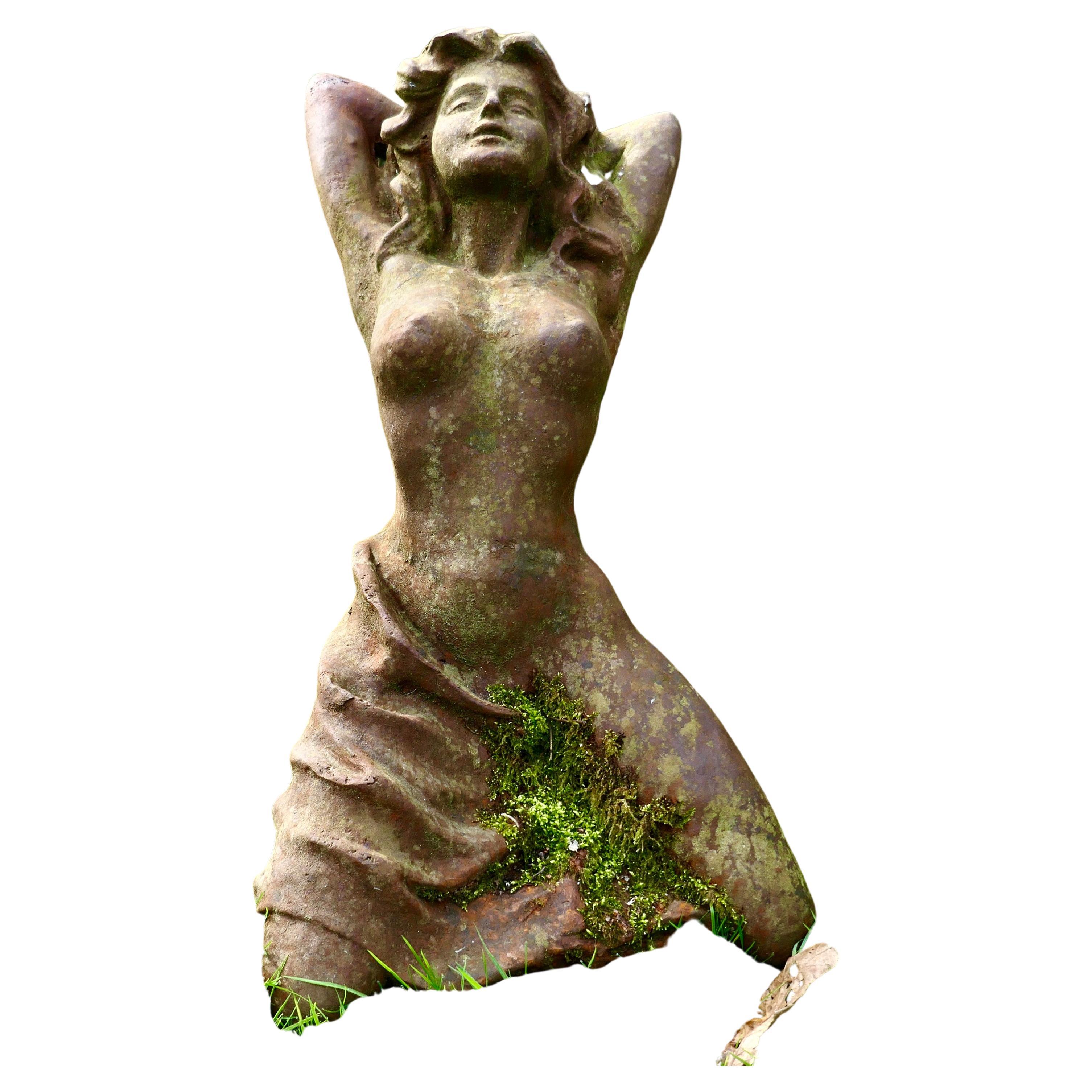 Verwitterte weibliche Statue einer nackten Figur, die schamlos ist