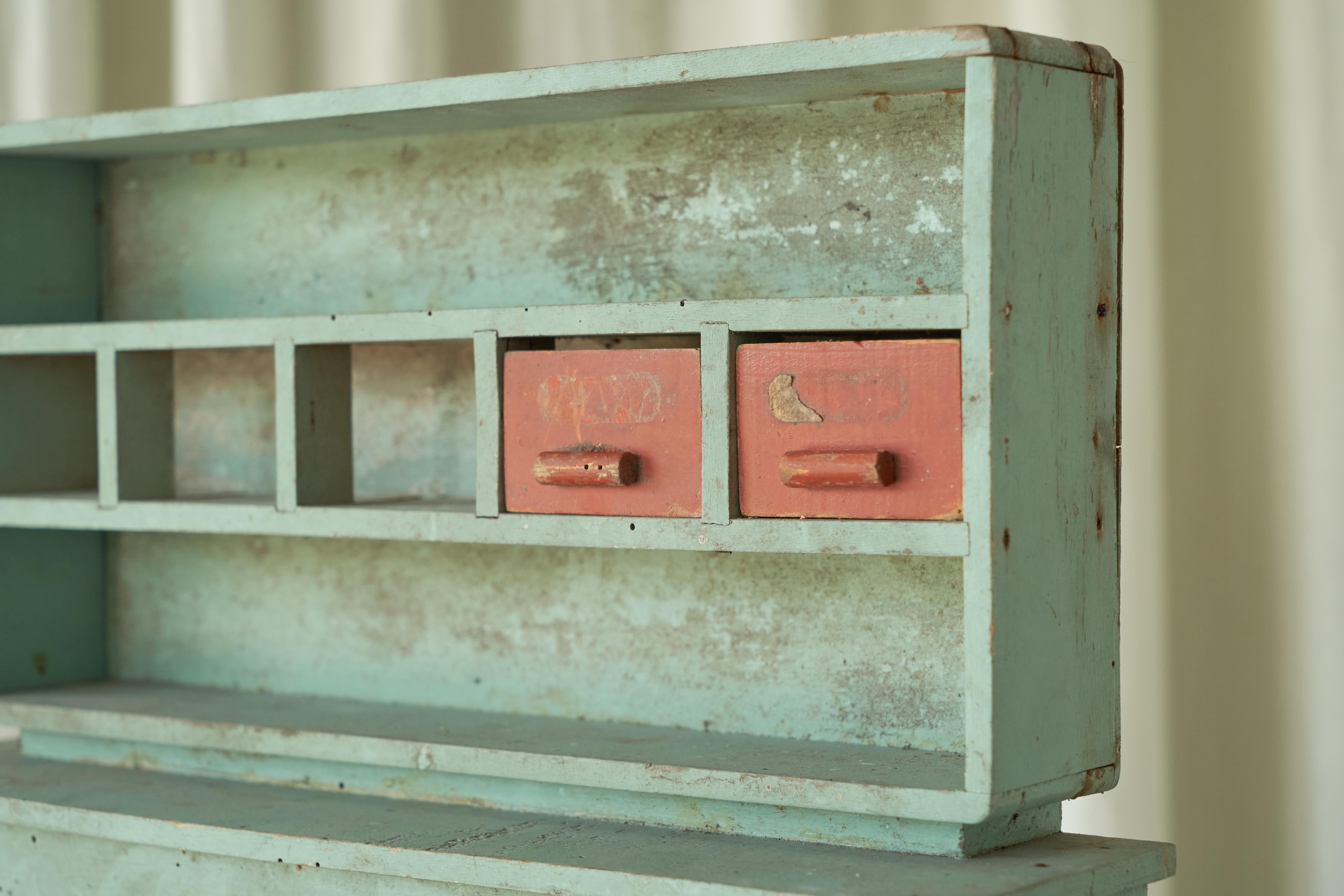 Weathered Folk Art Miniature Shop Theke 1950er Jahre (Europäisch) im Angebot