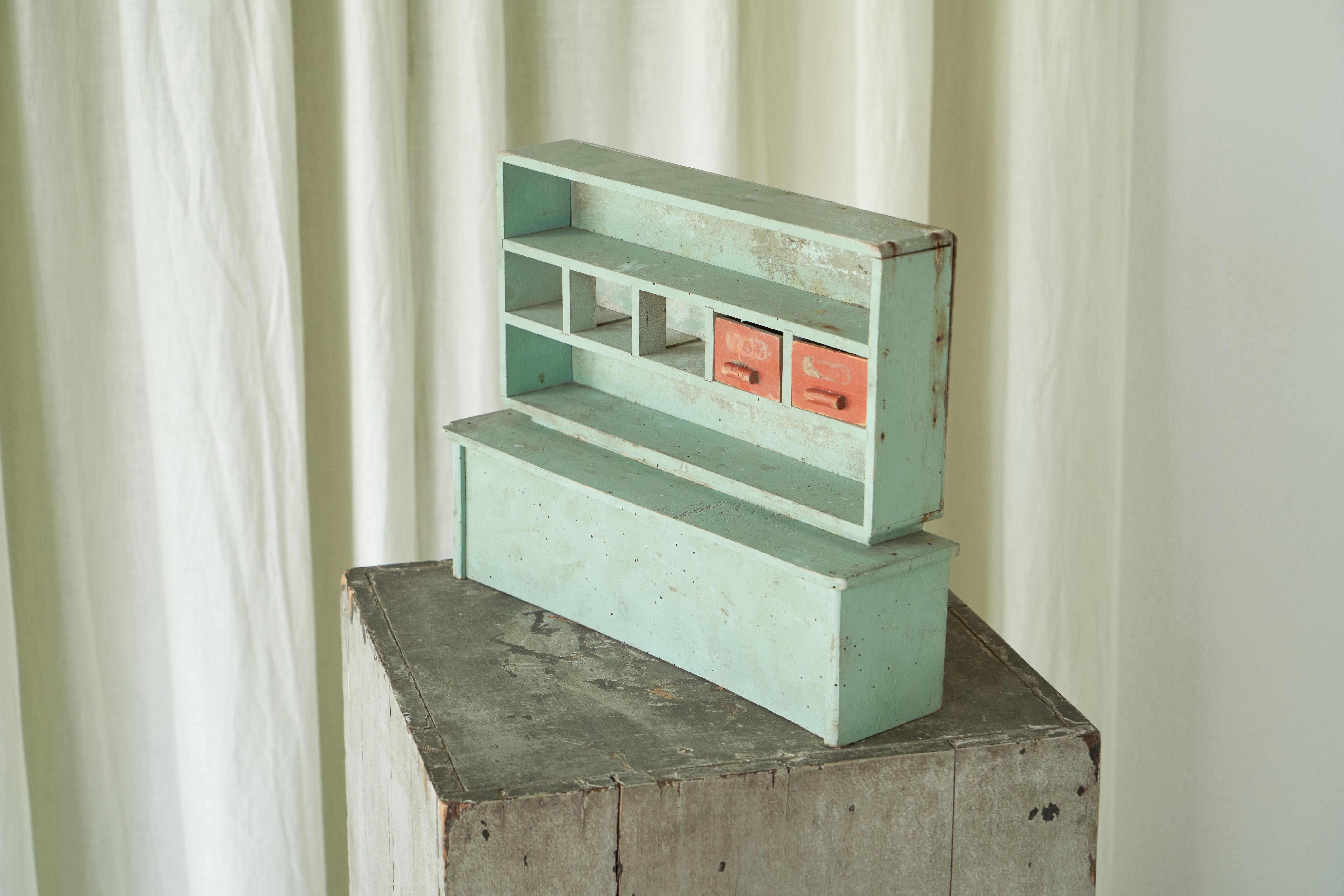 Weathered Folk Art Miniature Shop Theke 1950er Jahre im Angebot 1