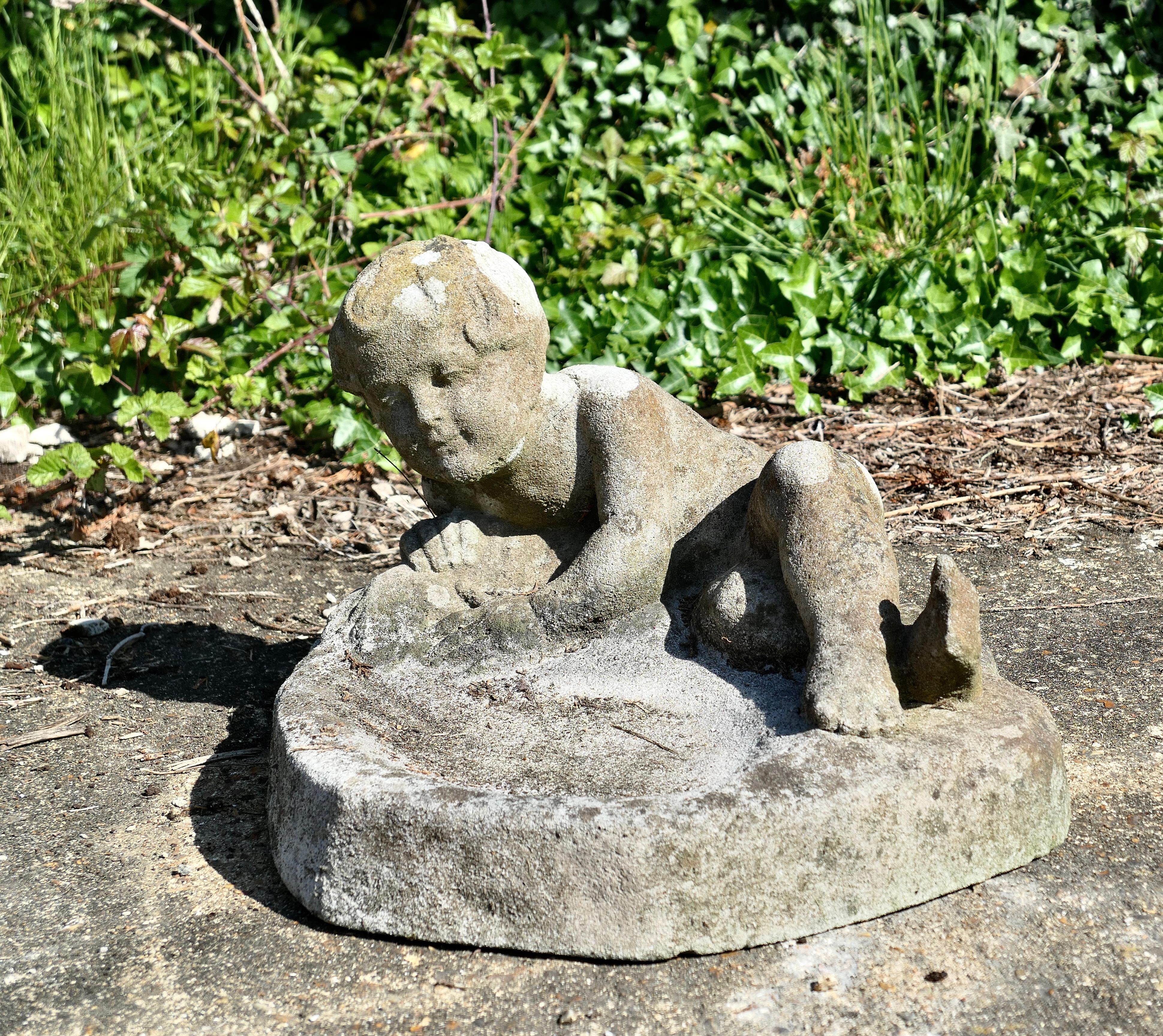 Vaschetta per uccelli da giardino con un bambino piccolo

Vaschetta per uccelli da giardino con un bambino che gioca nell'acqua, un pezzo delizioso che contiene un po' d'acqua per schizzare. 
Il bagno è alto 15