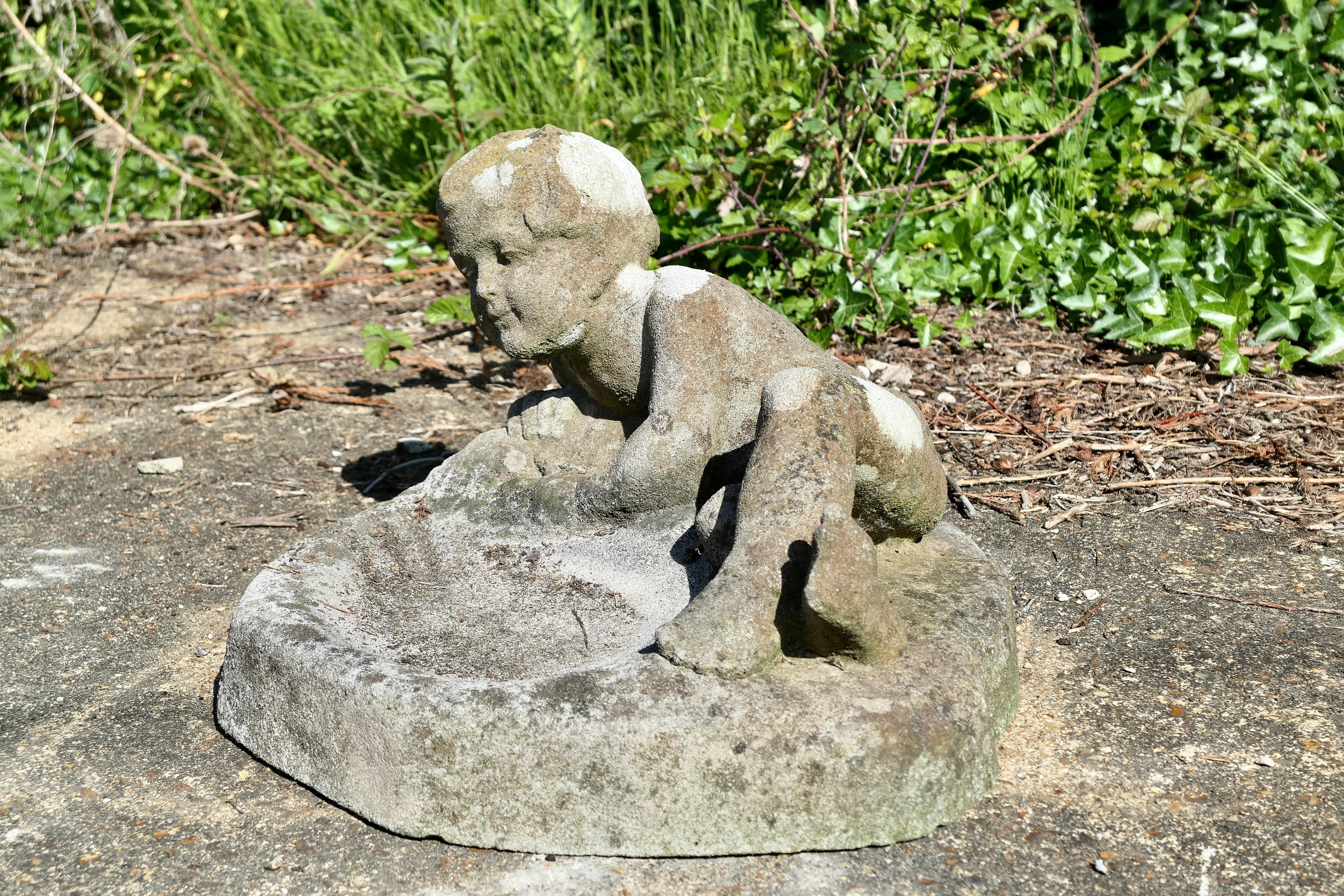 Art Déco Vaschetta per uccelli da giardino con un bambino piccolo in vendita
