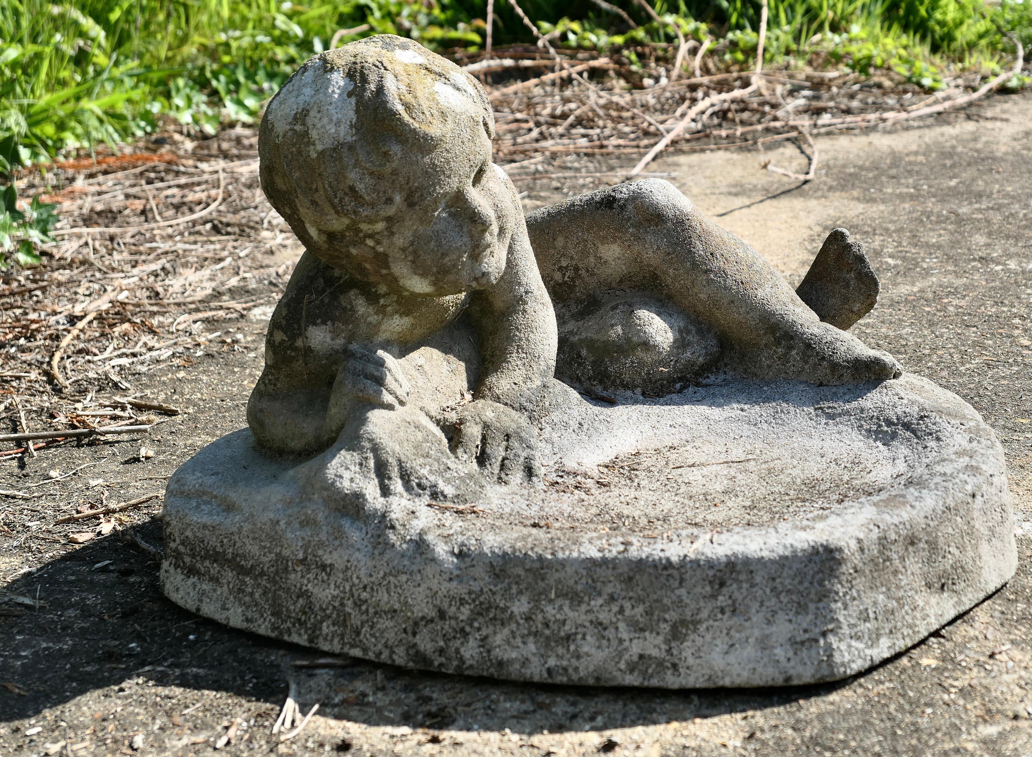 Vaschetta per uccelli da giardino con un bambino piccolo In condizioni buone in vendita a Godshill, Isle of Wight