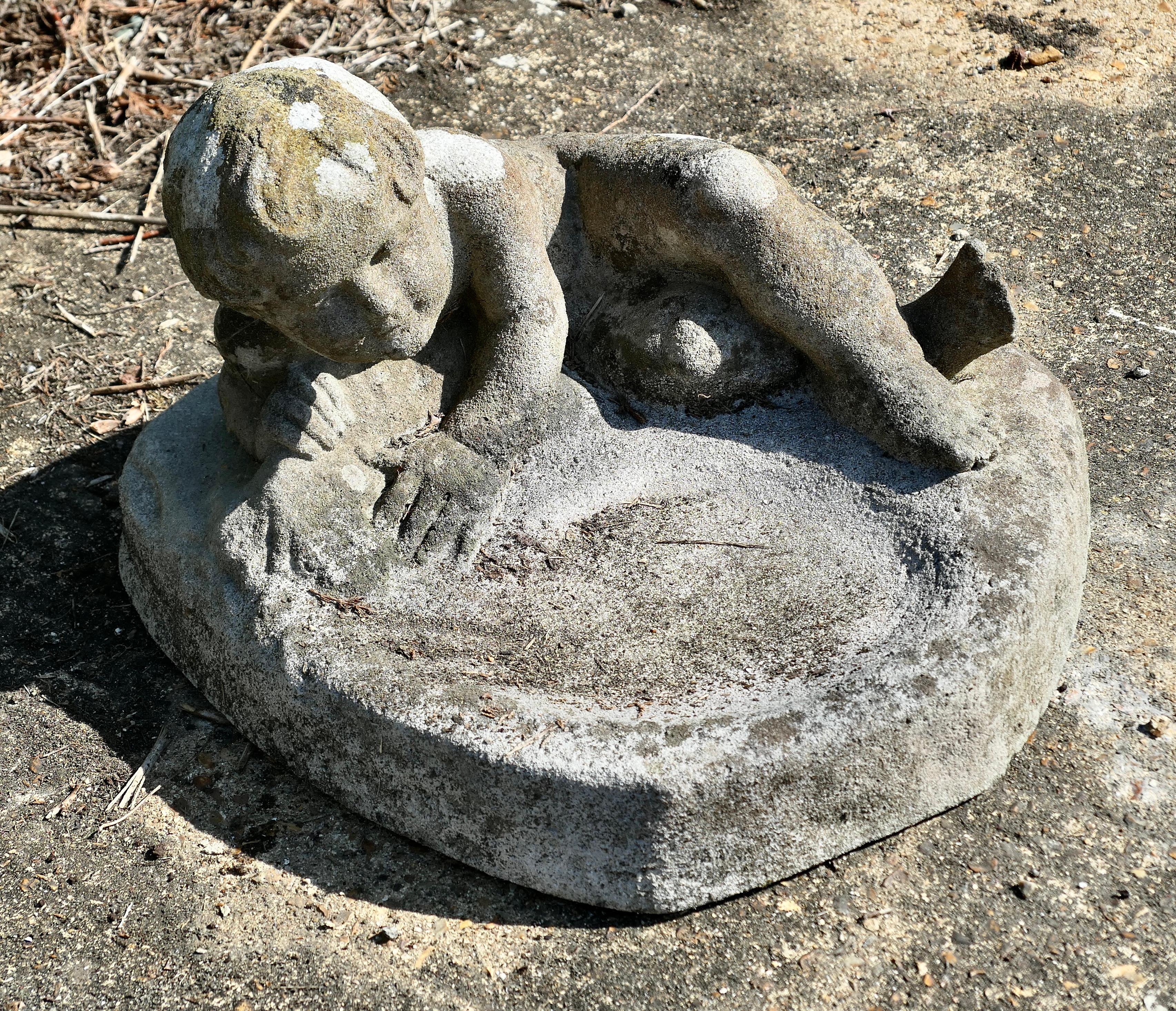Metà XX secolo Vaschetta per uccelli da giardino con un bambino piccolo in vendita