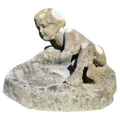 Vaschetta per uccelli da giardino con un bambino piccolo