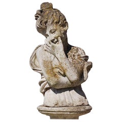 Statue de jardin altérée d'une jeune fille souriante, fin du 20e siècle
