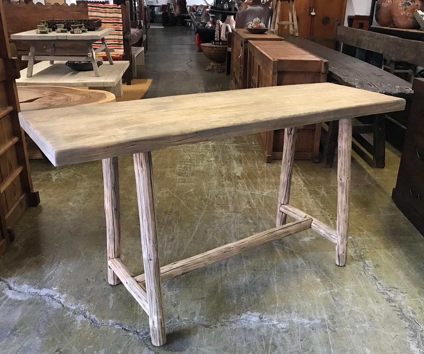 Madera vintage construida recientemente en forma de consola con patas redondas y camillas. La madera tiene un acabado de madera blanqueada. ¡Muy suave al tacto! Rústico pero muy moderno, ¡perfecto para la casa de la playa!