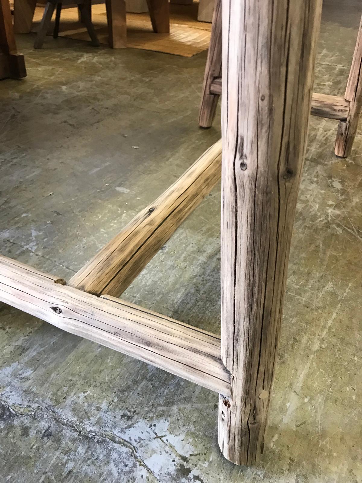 Consola de madera clara envejecida Estadounidense