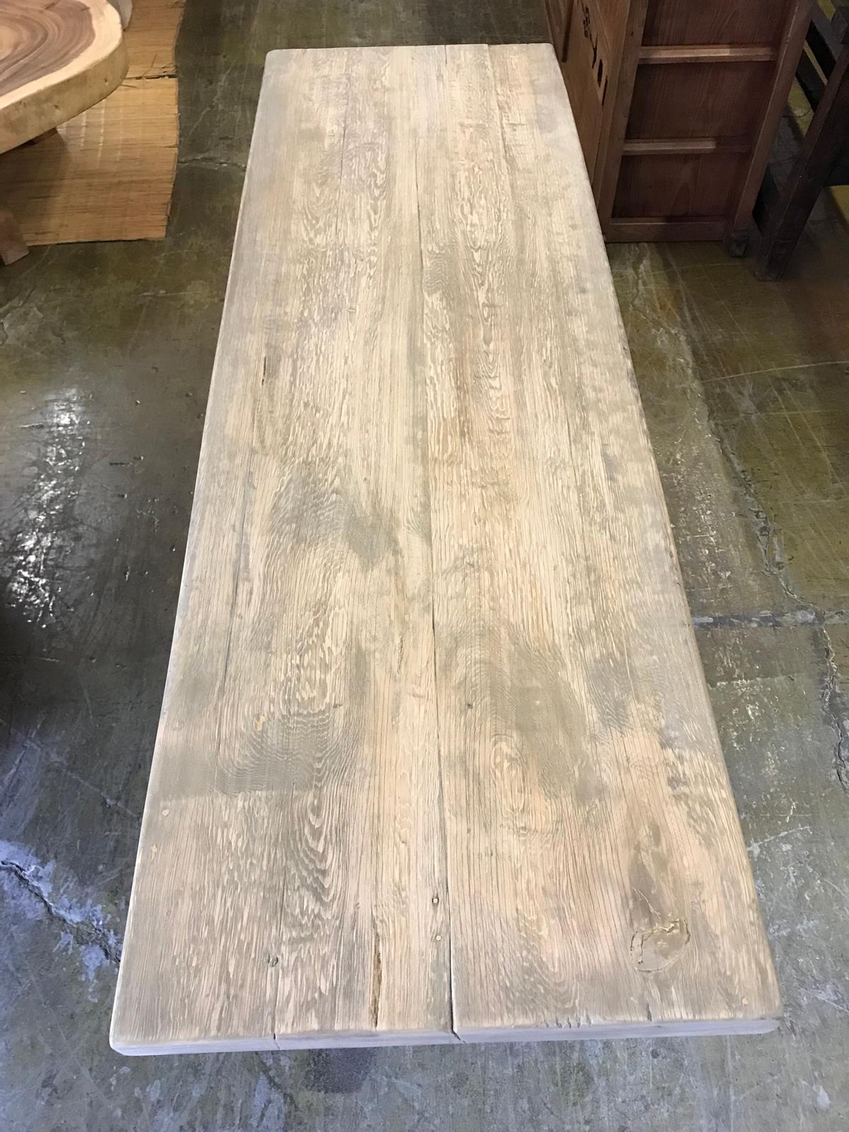 Consola de madera clara envejecida siglo XX