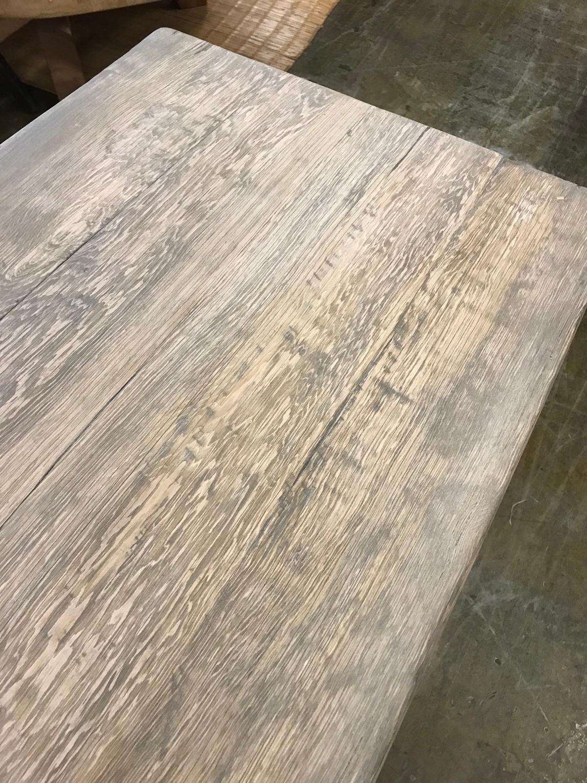 Consola de madera clara envejecida 1