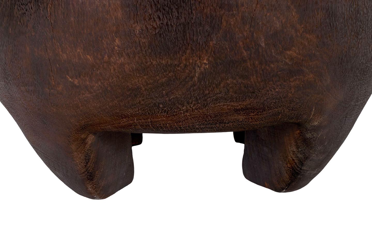 Table d'appoint en bois de marmite de litchi vieilli Bon état - En vente à Dallas, TX