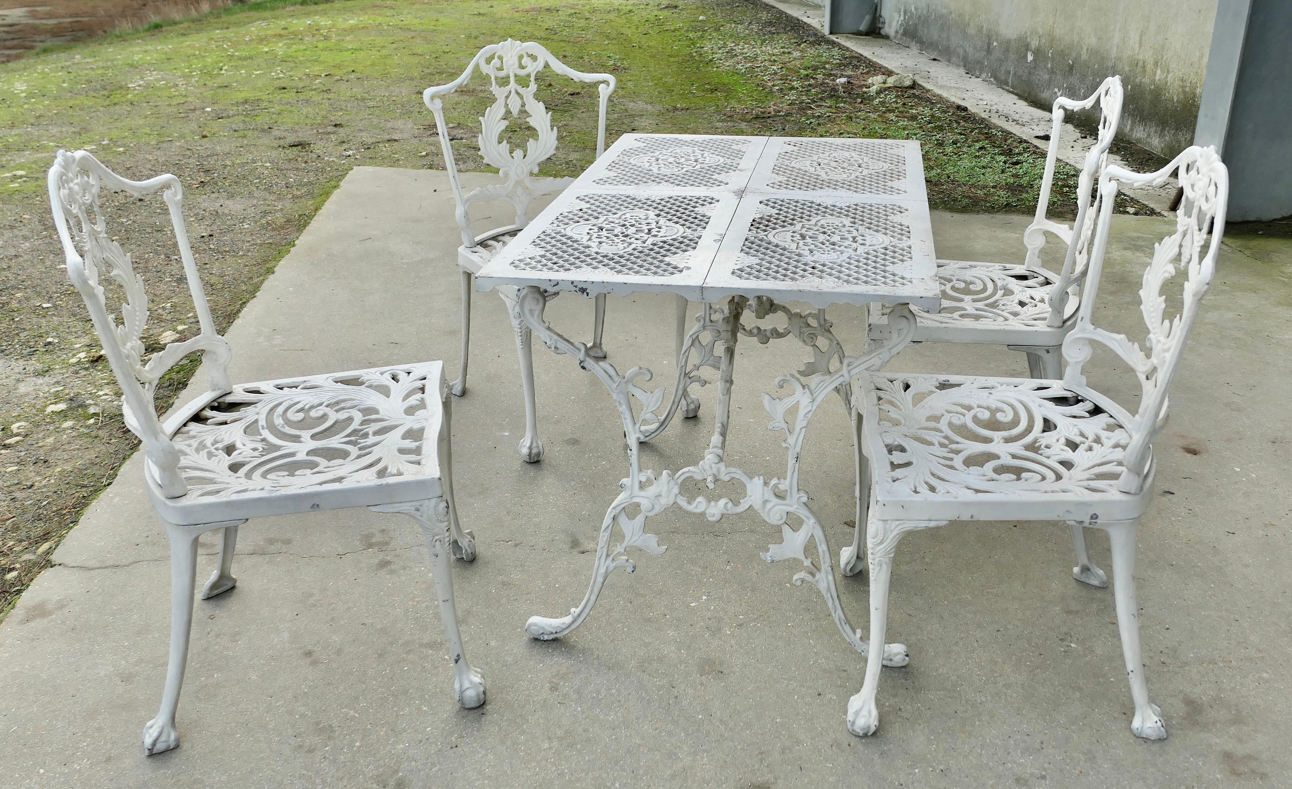 Set de jardín de metal envejecido, mesa y 4 sillas

Juego de jardín muy atractivo compuesto por una mesa rectangular y 4 sillas, todo en buen estado aunque desgastado por la intemperie 
La mesa mide 27