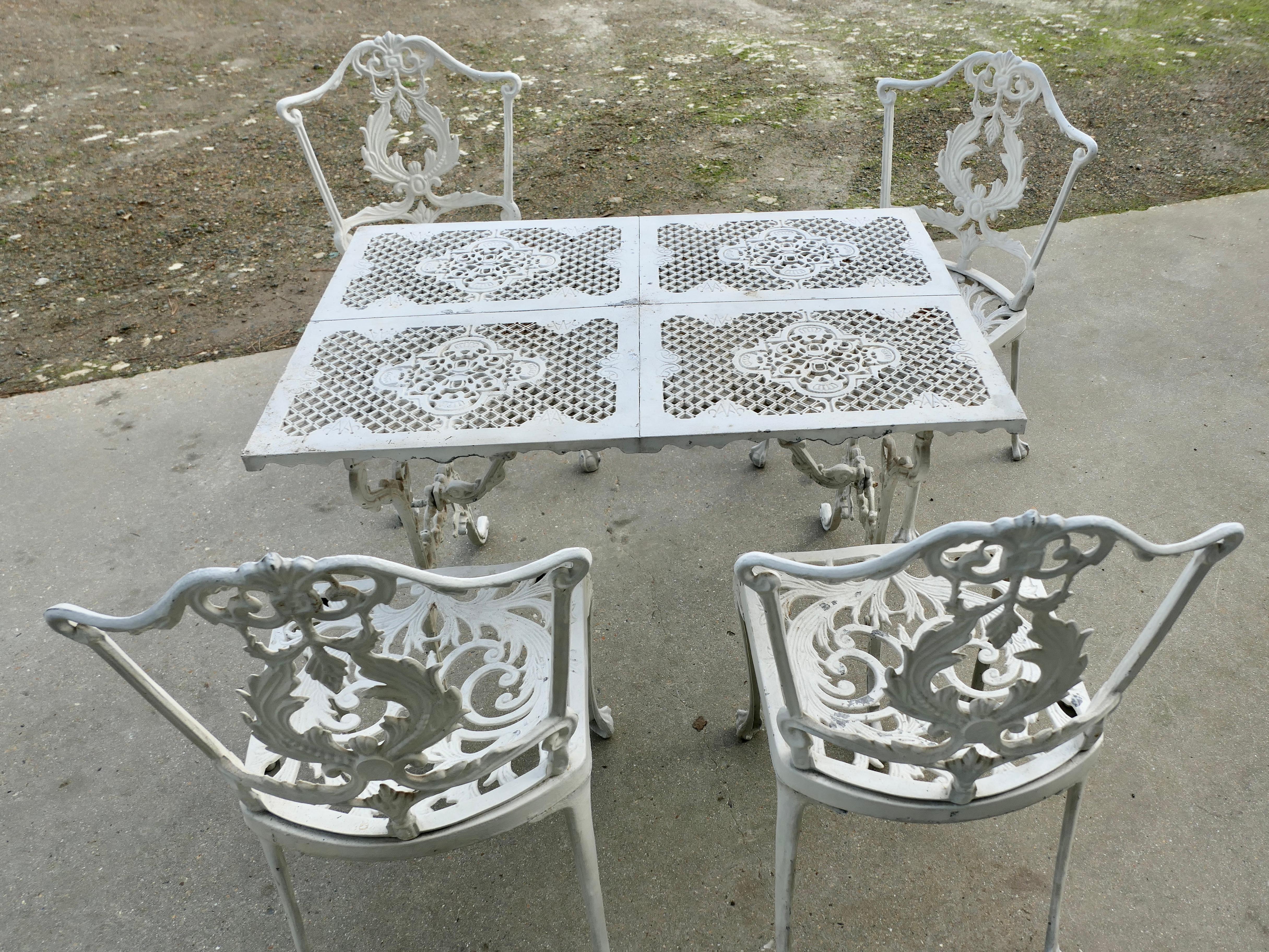 Set de jardín de metal envejecido, mesa y 4 sillas  Juego de jardín muy atractivo de una en Bueno estado para la venta en Godshill, Isle of Wight