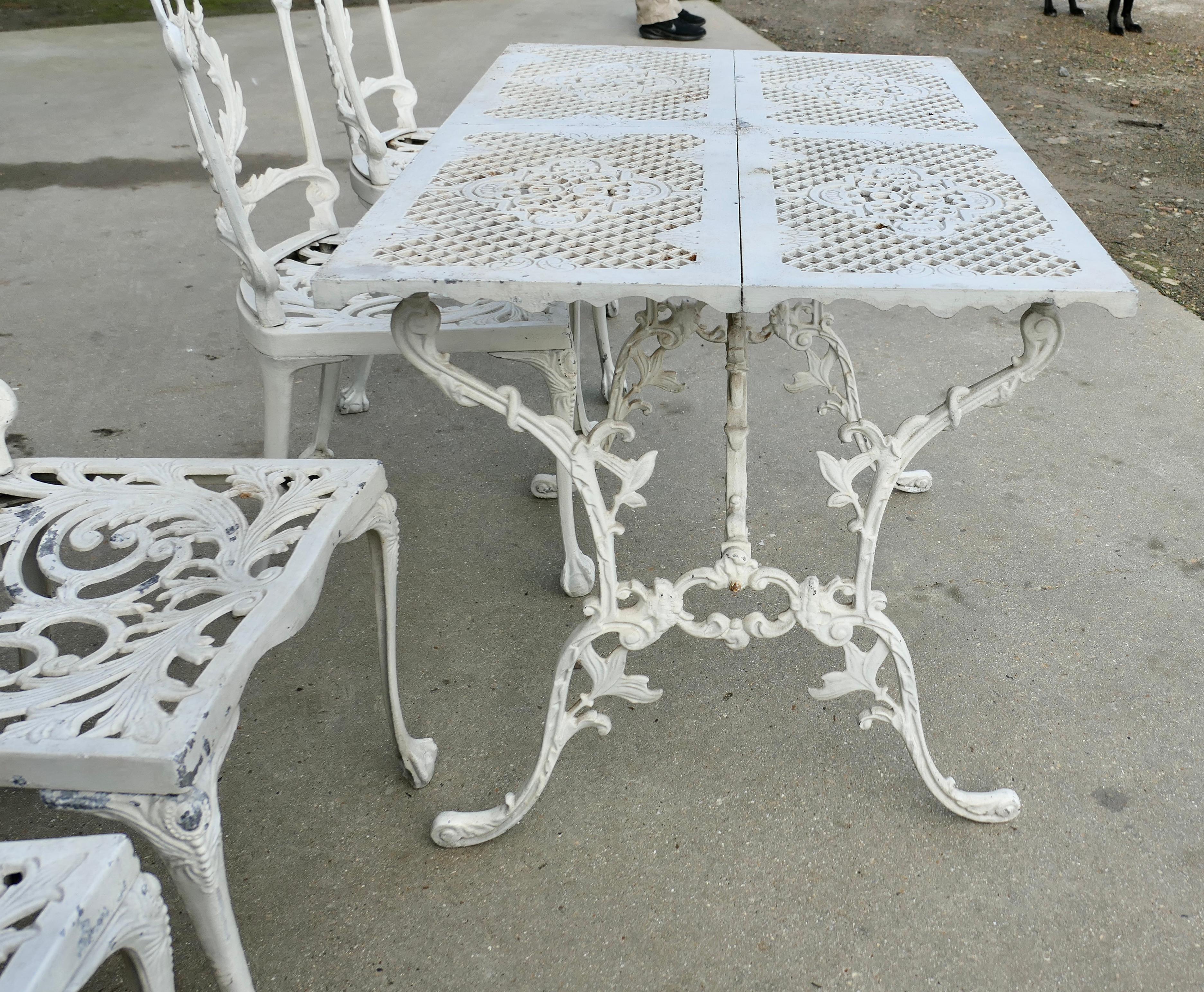 Set de jardín de metal envejecido, mesa y 4 sillas  Juego de jardín muy atractivo de una en venta 1