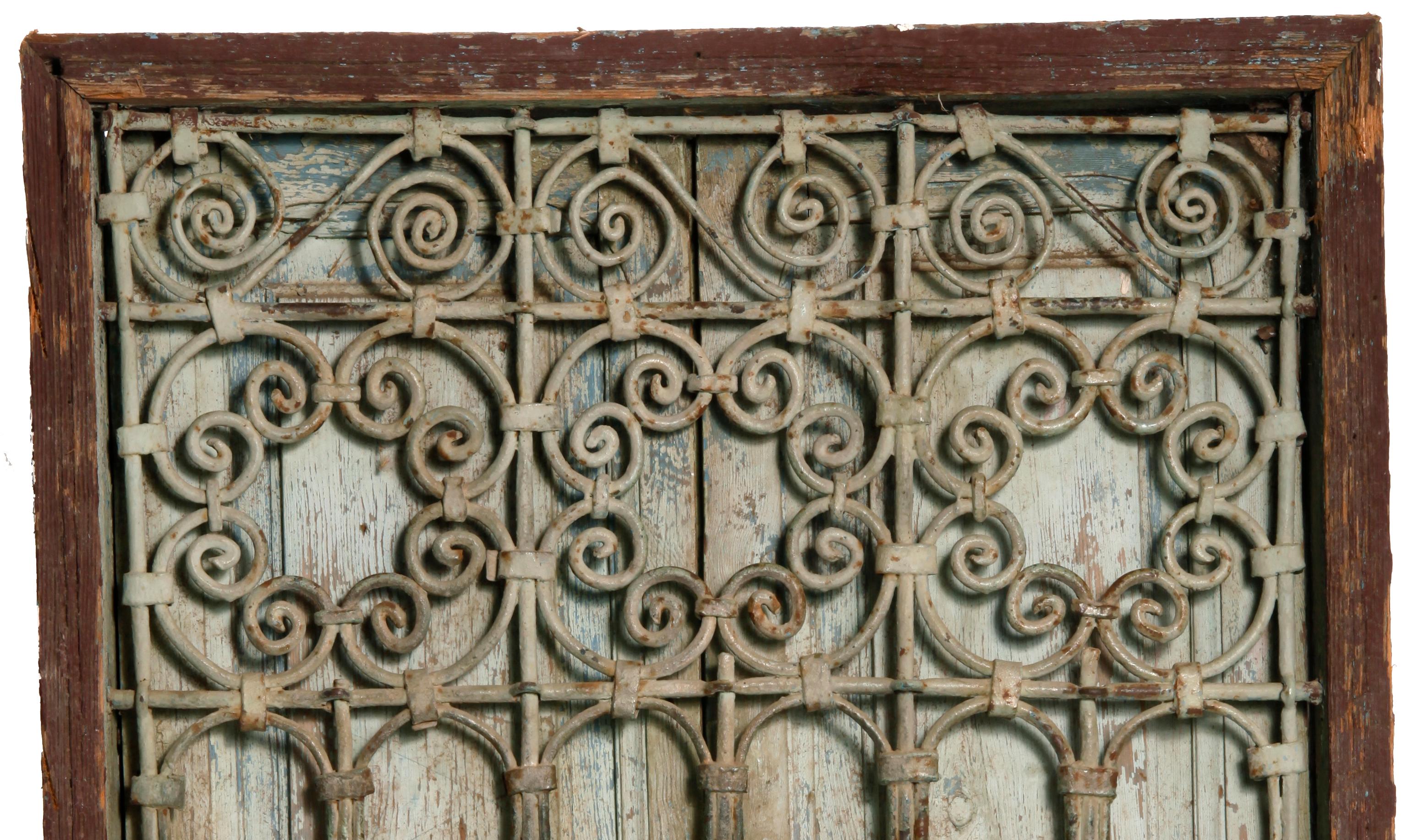 Ventana antigua de madera marroquí envejecida y hierro con contraventanas 3