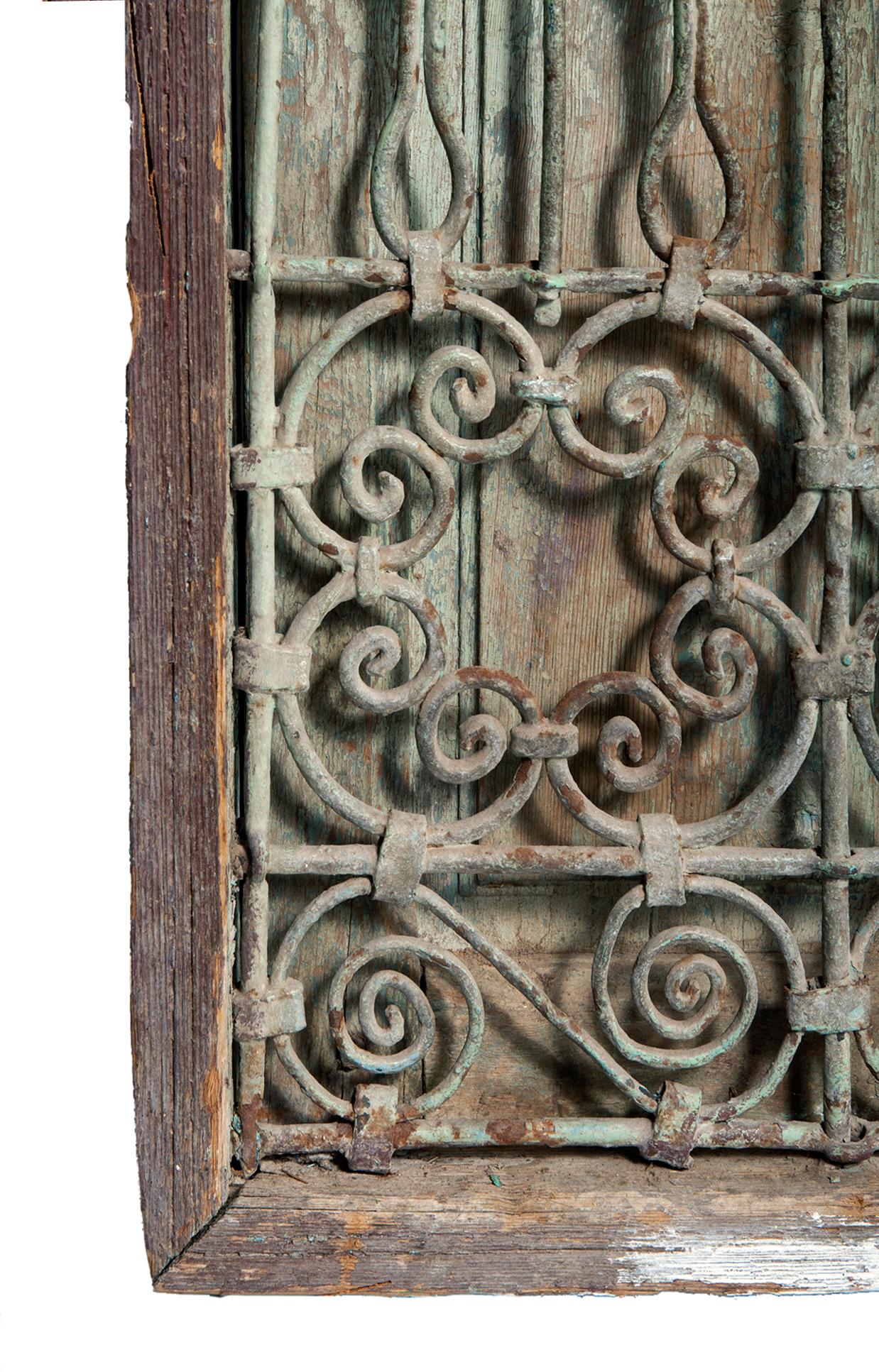 Verwittertes marokkanisches, antikes Fenster aus Holz und Eisen mit Deckeln  (Spanisch Kolonial) im Angebot