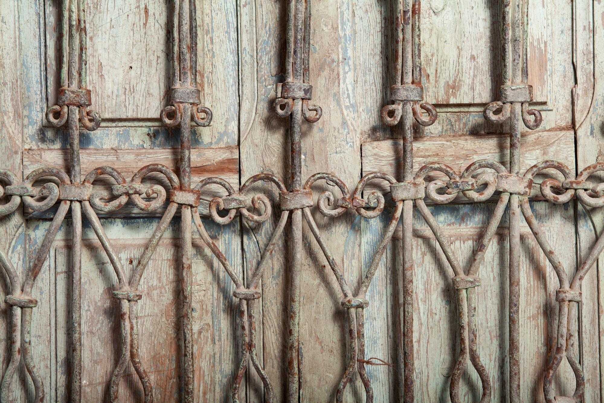 Verwittertes marokkanisches, antikes Fenster aus Holz und Eisen mit Deckeln  (Marokkanisch) im Angebot