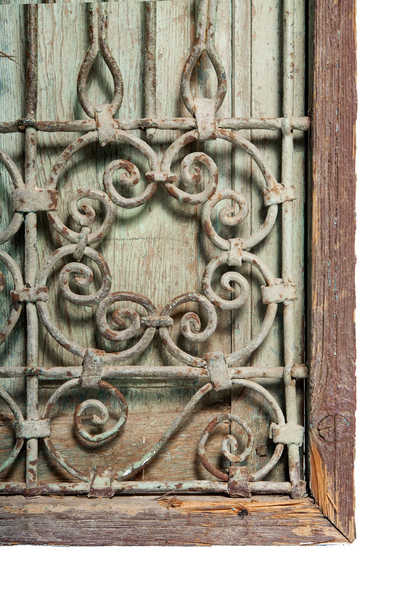 Verwittertes marokkanisches, antikes Fenster aus Holz und Eisen mit Deckeln  (Handgefertigt) im Angebot