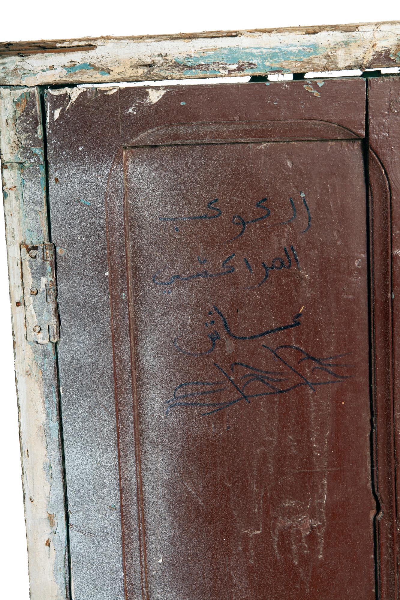 Verwittertes marokkanisches, antikes Fenster aus Holz und Eisen mit Deckeln  im Angebot 1