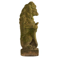 Statue de jardin Lion avec bouclier en pierre moulée patinée, moussue et patinée par les intempéries 1930