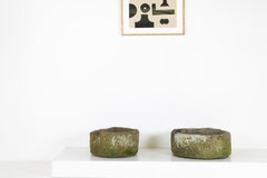 Pareja de maceteros de jardín de arenisca inglesa tallada del siglo XIX, envejecidos