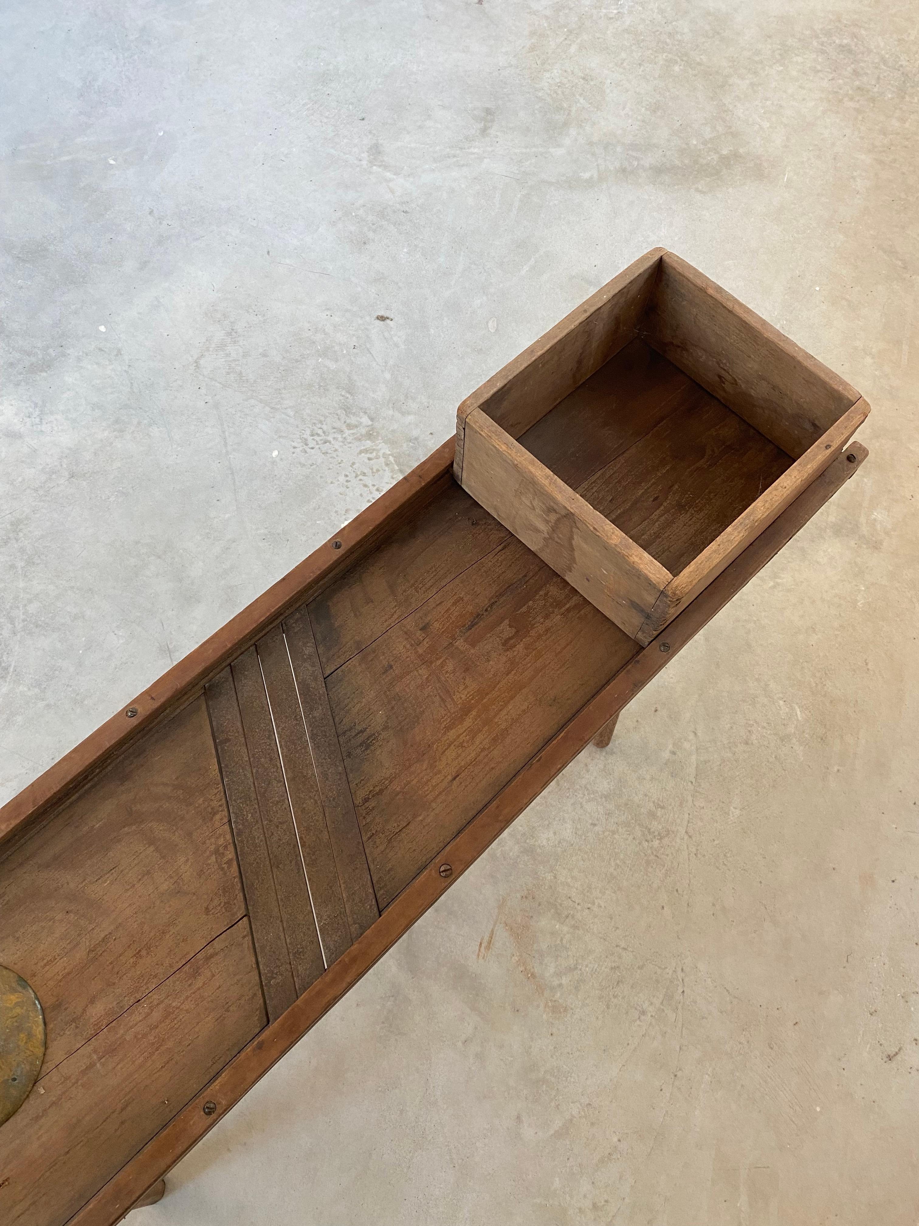 Table basse primitive Cabage Cutter en vente 4