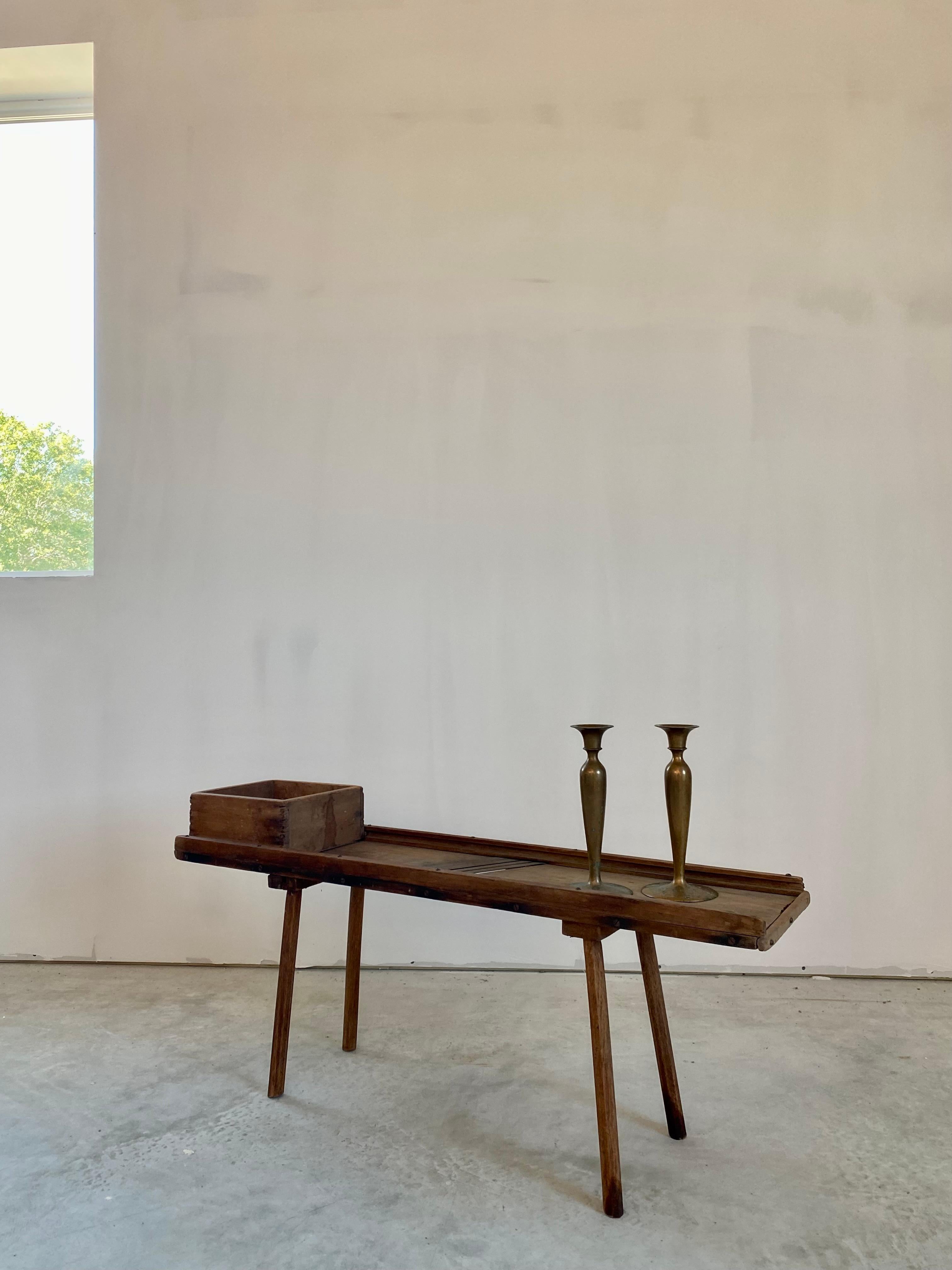 Coupeur/broyeur de choux de la fin du XIXe siècle. À l'origine, le cutter était placé au-dessus d'un récipient en poterie lorsqu'il était utilisé. Le cutter est en pin et la 