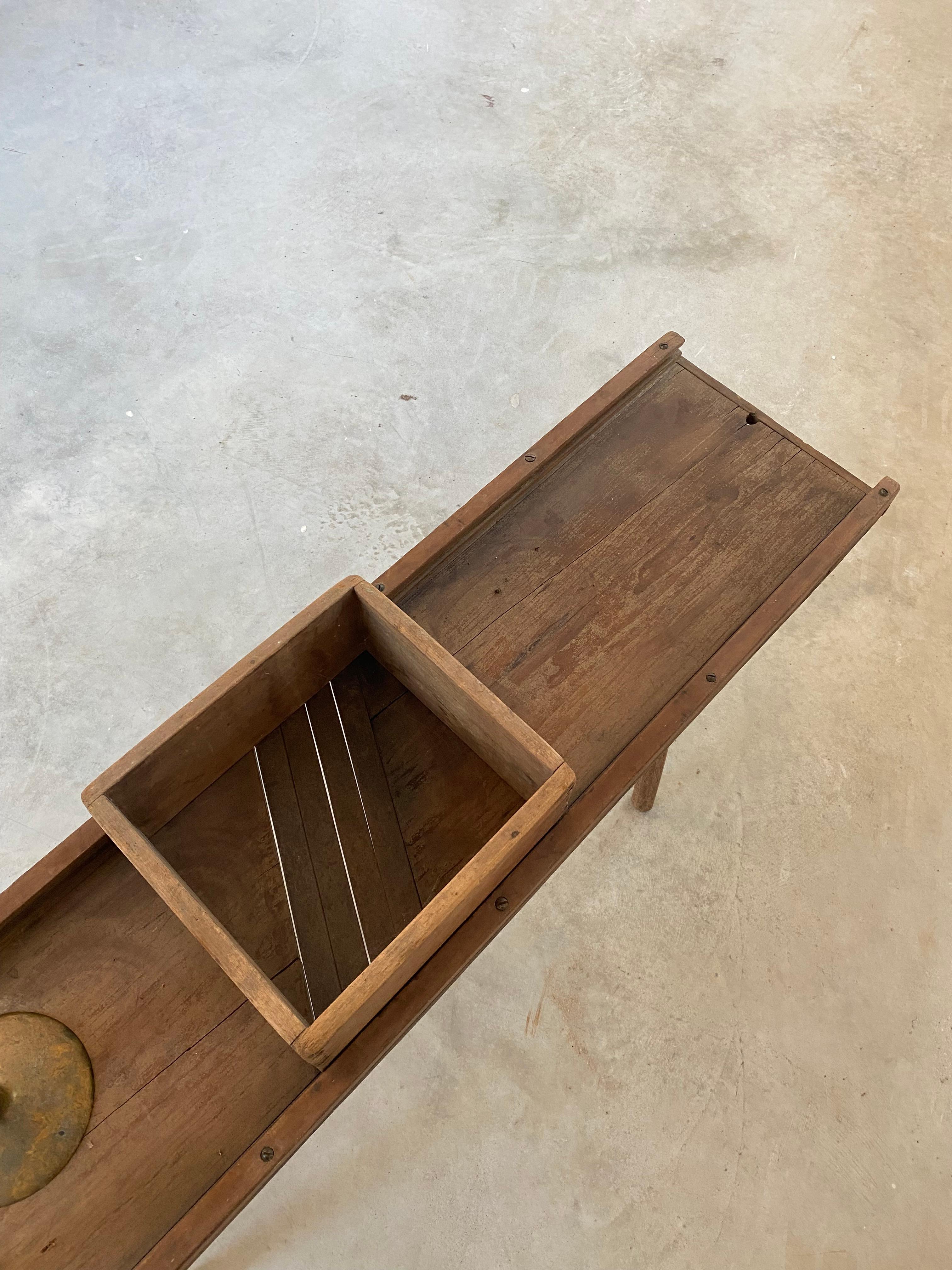 Table basse primitive Cabage Cutter en vente 5