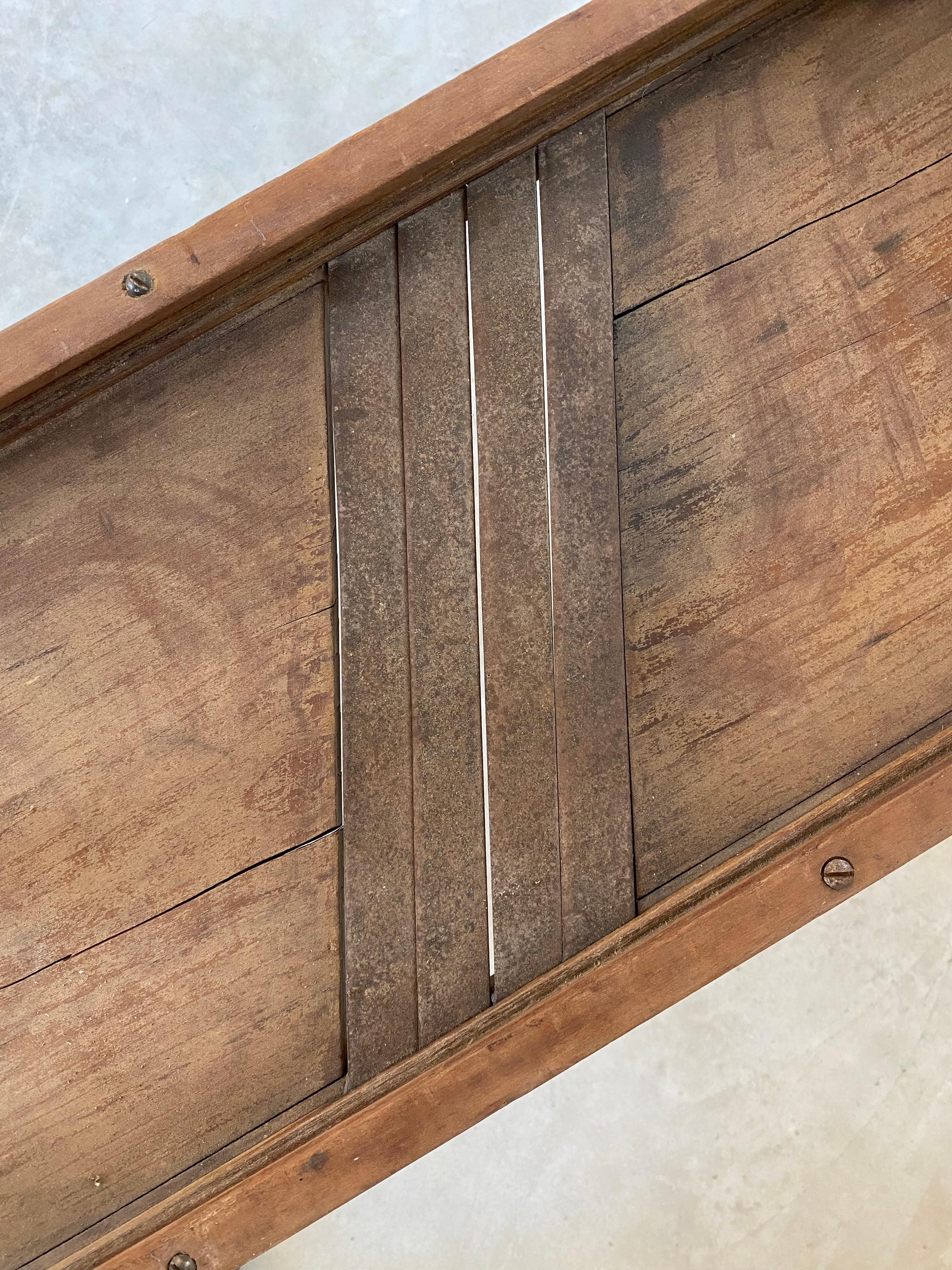 Table basse primitive Cabage Cutter en vente 6