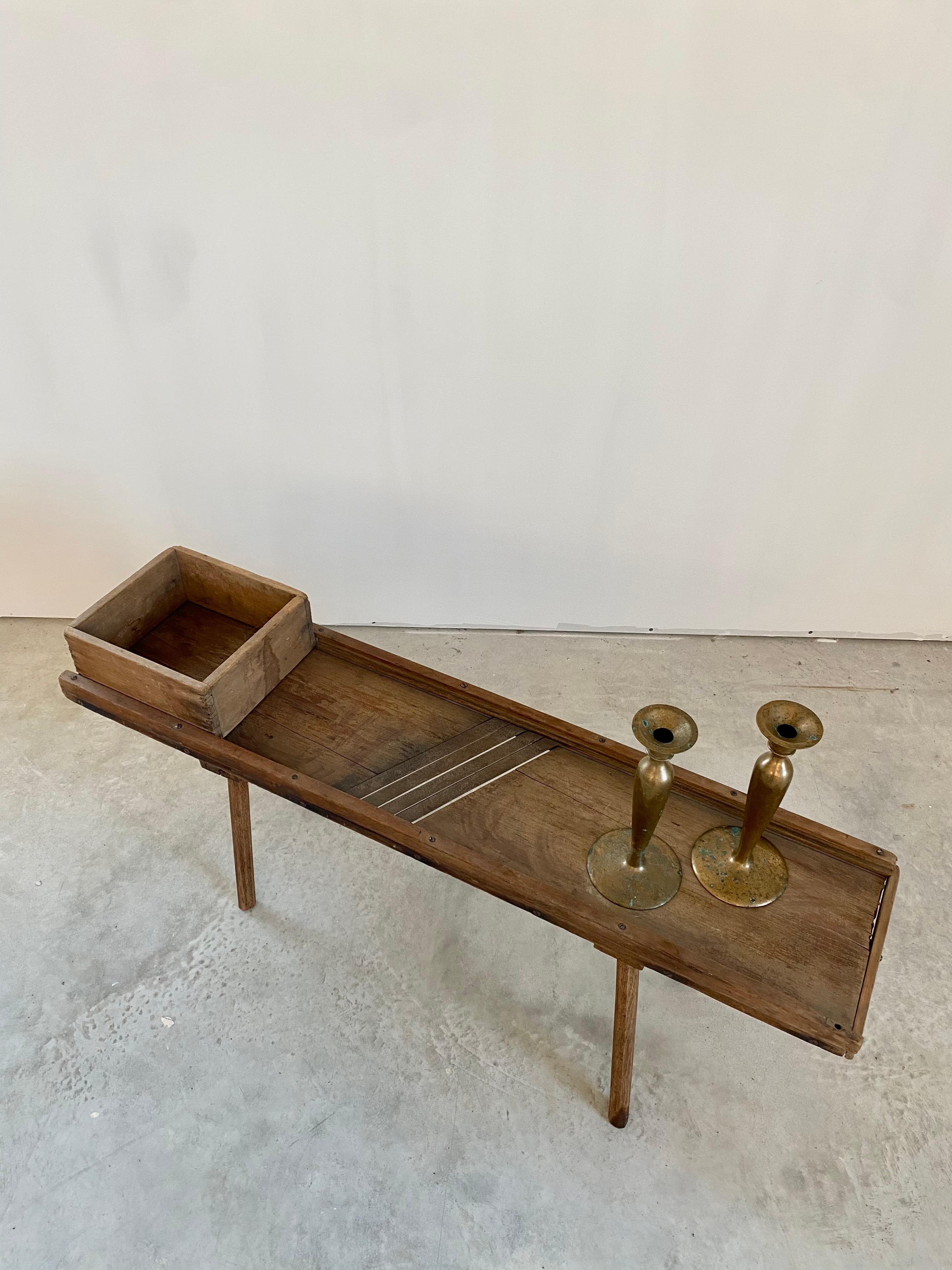 Bois Table basse primitive Cabage Cutter en vente