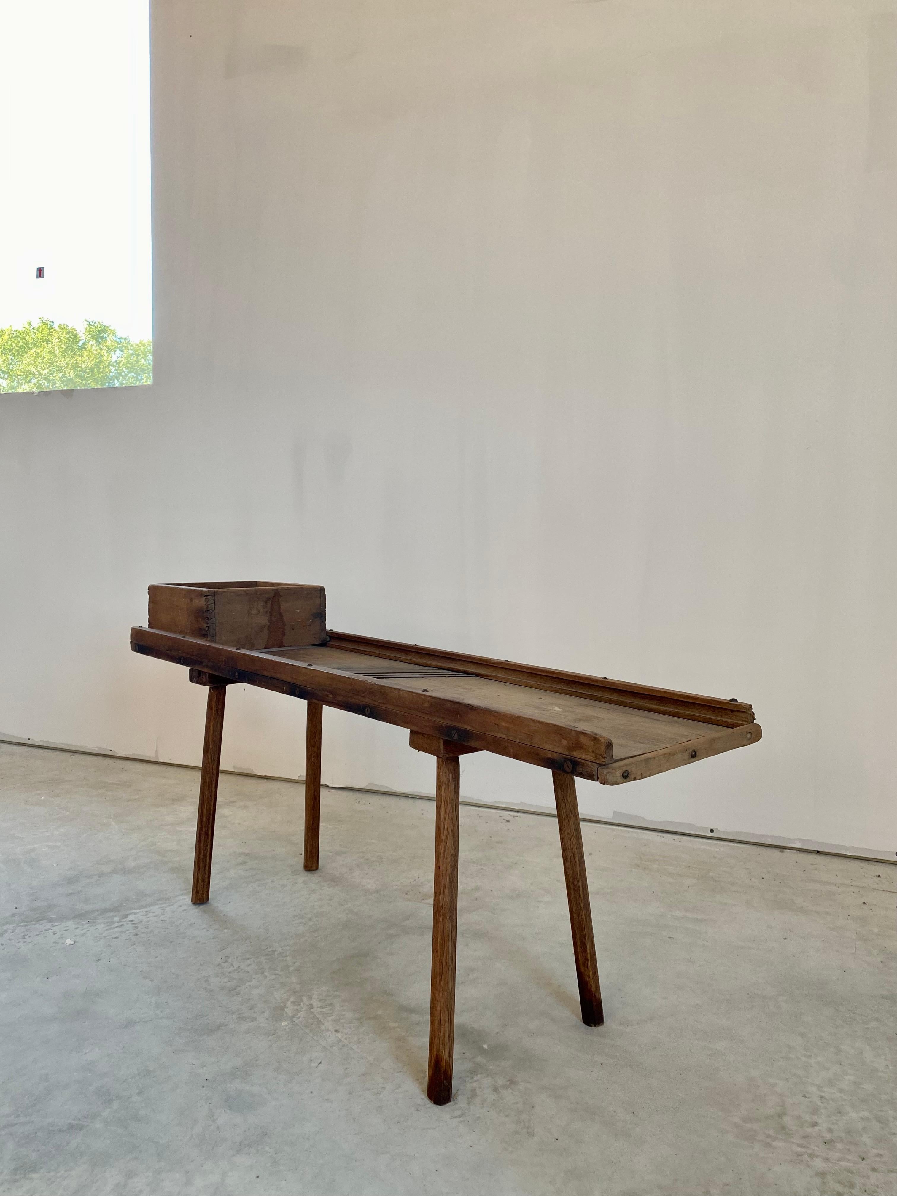 Sculpté à la main Table basse primitive Cabage Cutter en vente