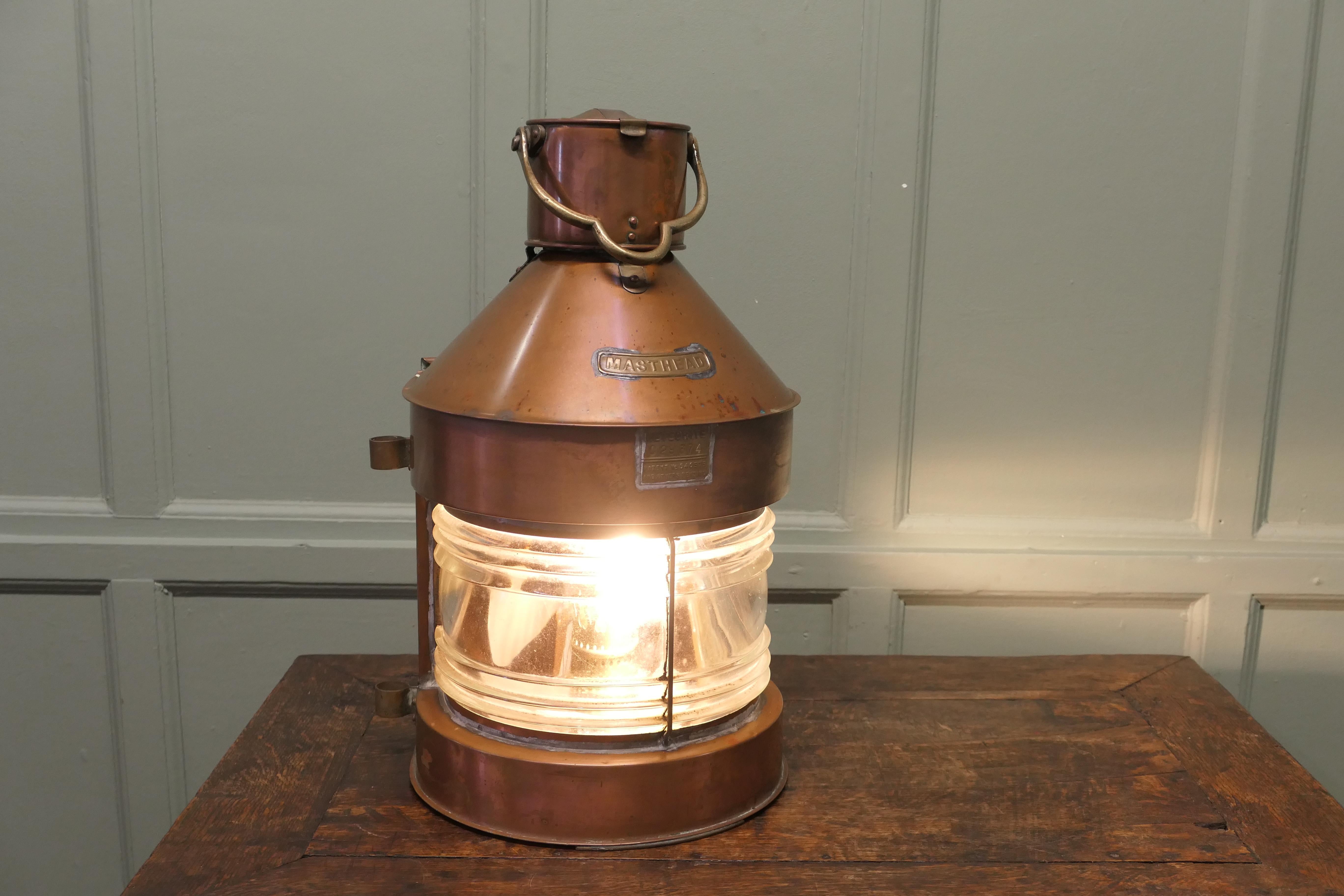 Faro di navigazione in rame con testa d'albero di una nave, conservato in tempo.

Si tratta di una grande lampada da nave, dotata di un'aggiunta che ne consente l'utilizzo come lampada elettrica, mentre il bruciatore a olio è stato lasciato intatto