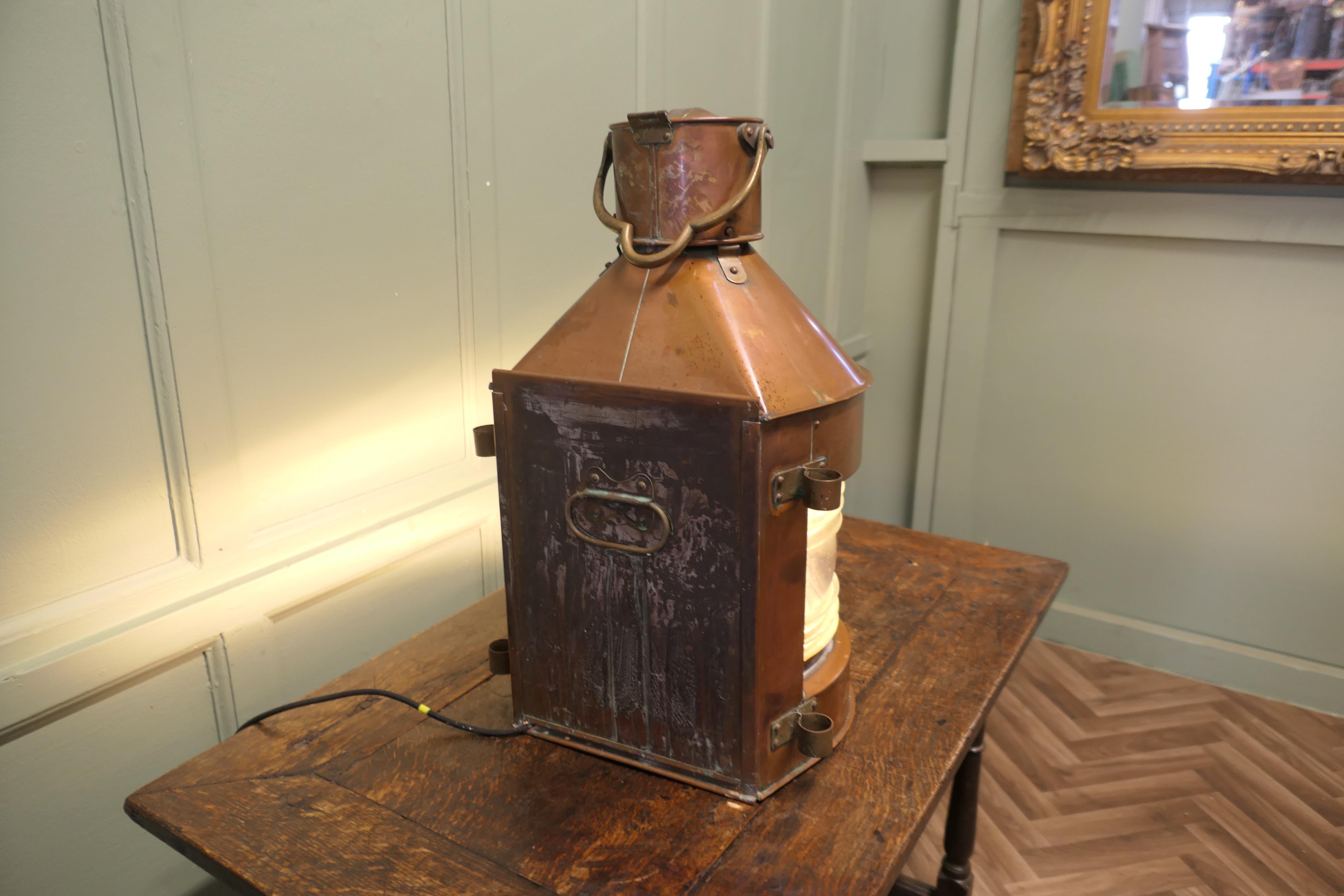 Steampunk Faro di navigazione in rame con testa d'albero di una nave, conservato in tempo.  Si tratta di una grande lampada da nave in vendita
